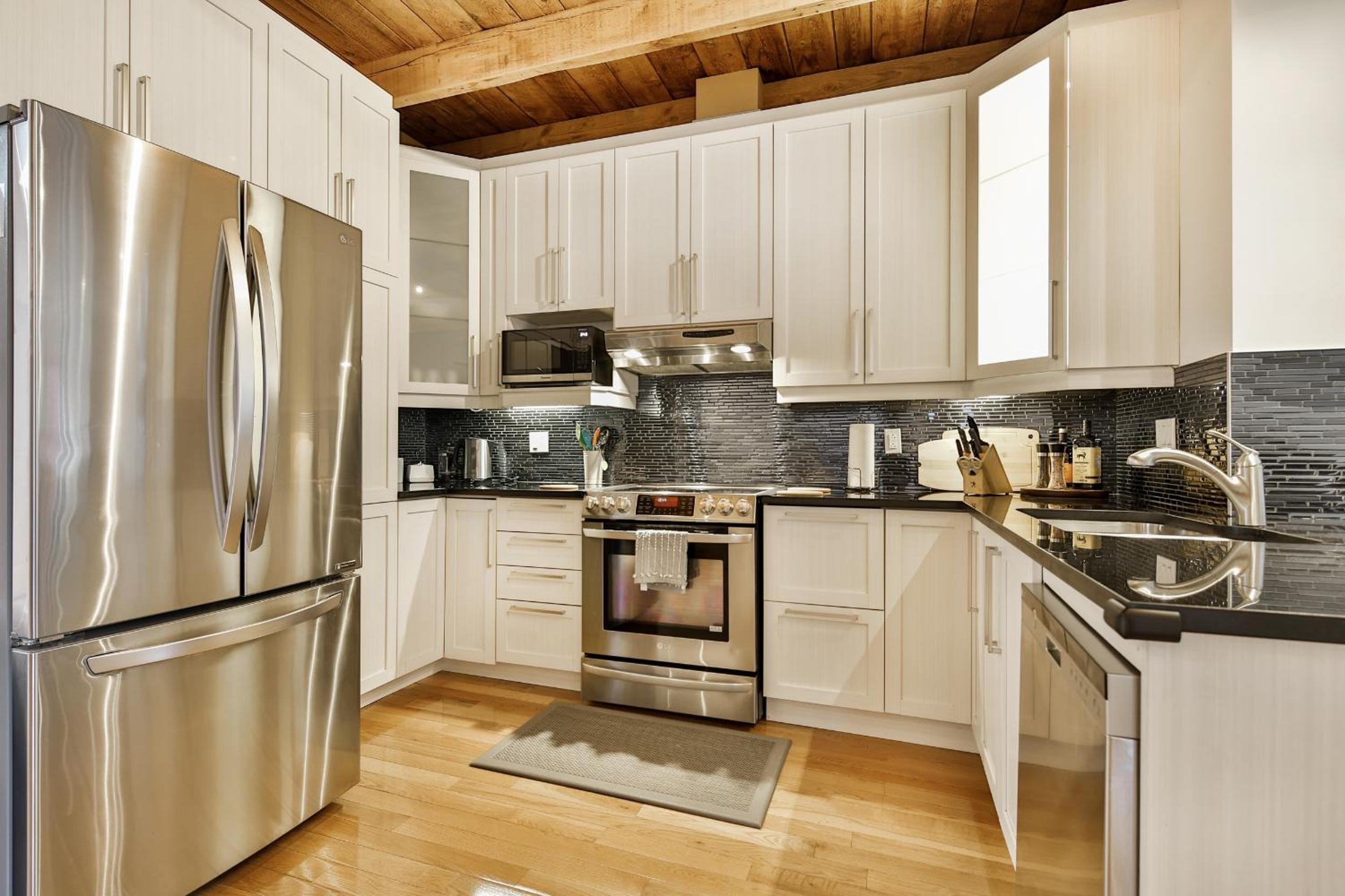 STUNNING full APARTMENTS - stocked KITCHENS - WASHER & DRYERS - WORKSPACE PROVIDED - FAST WIFI - LOCATED on the FAMOUS ST Denis street - Near METRO MONT RO
