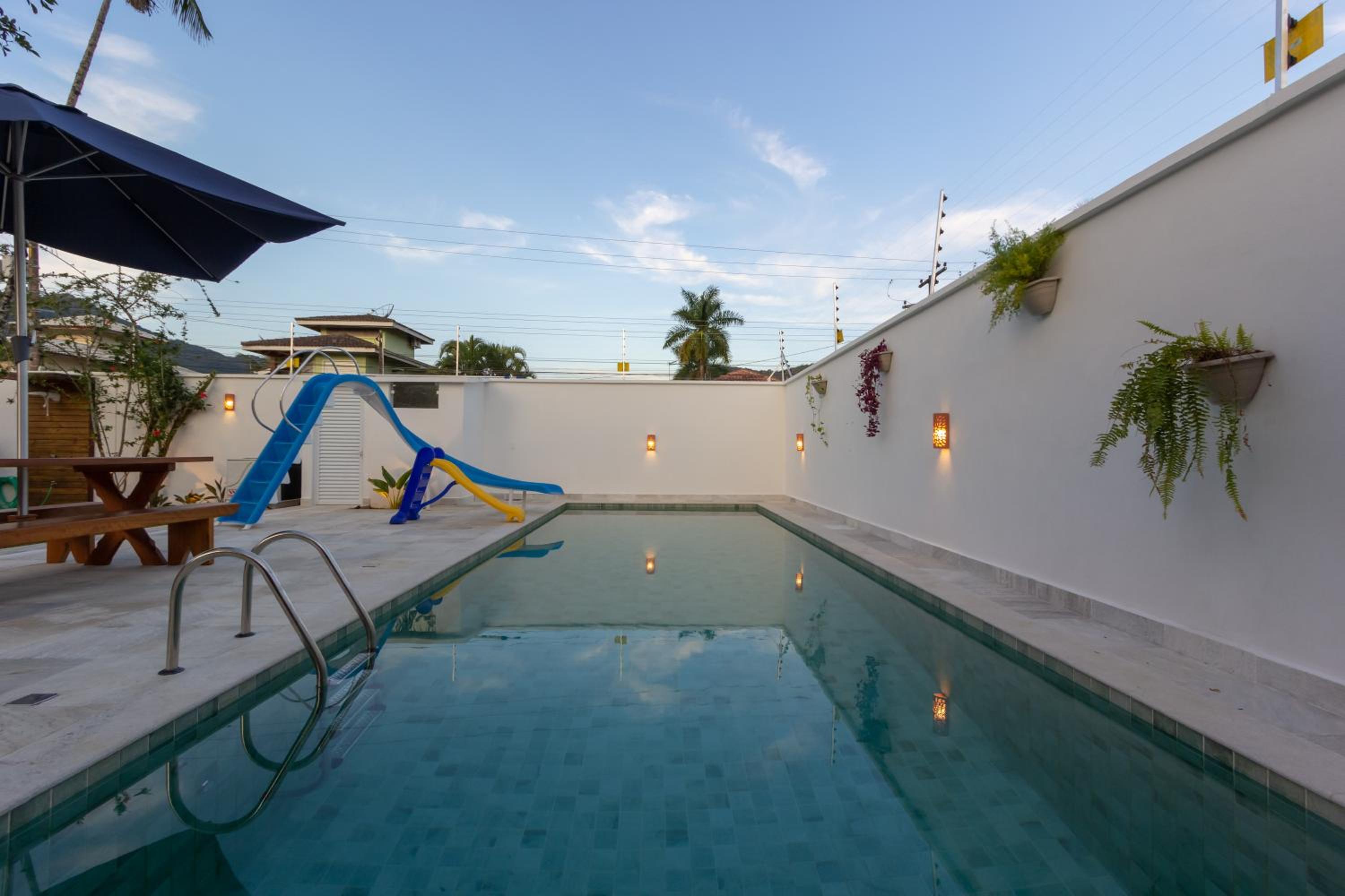 Chez Marguera em Juquehy - Luxo com muito espaço, conforto e lazer - incluso roupas de cama e banho, diarista, serviço praia, piscina aquecida, maquina gel