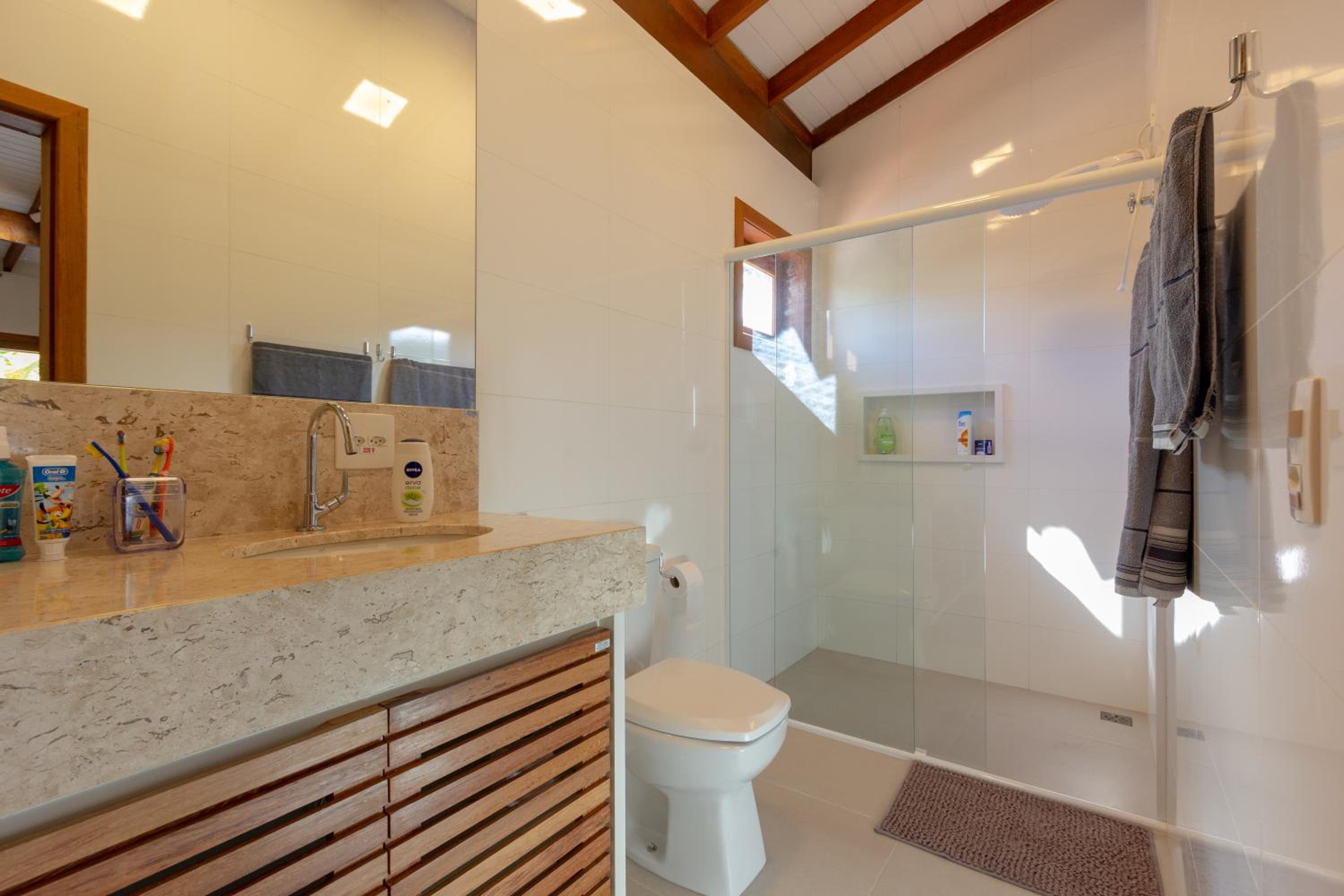 Chez Marguera em Juquehy - Luxo com muito espaço, conforto e lazer - incluso roupas de cama e banho, diarista, serviço praia, piscina aquecida, maquina gel