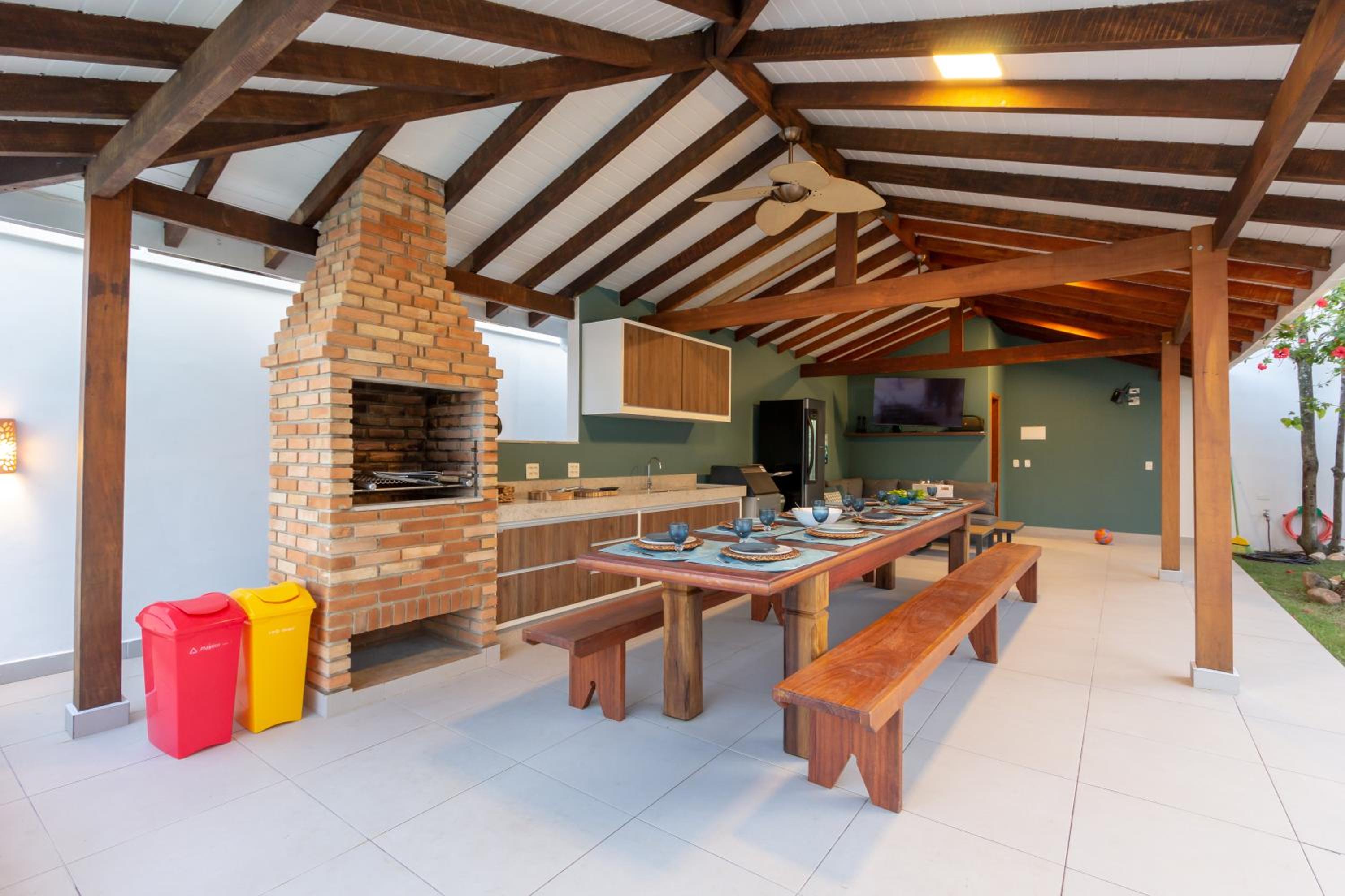 Chez Marguera em Juquehy - Luxo com muito espaço, conforto e lazer - incluso roupas de cama e banho, diarista, serviço praia, piscina aquecida, maquina gel