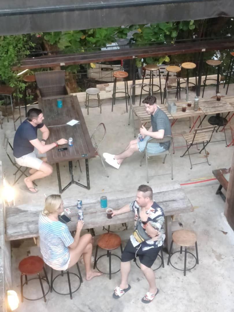Chinatown Hostel by Mingle - Rooftop Private Jacuzzi with Bar