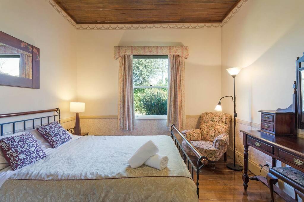 Dar-el -Great Old World Charm, pet friendly home!