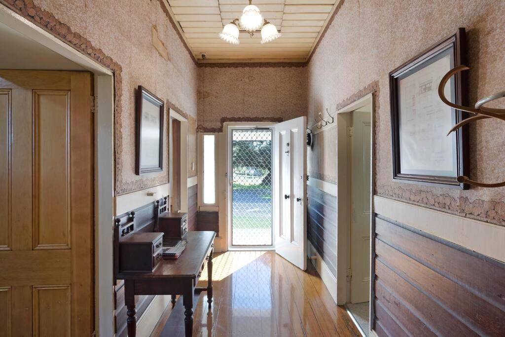 Dar-el -Great Old World Charm, pet friendly home!