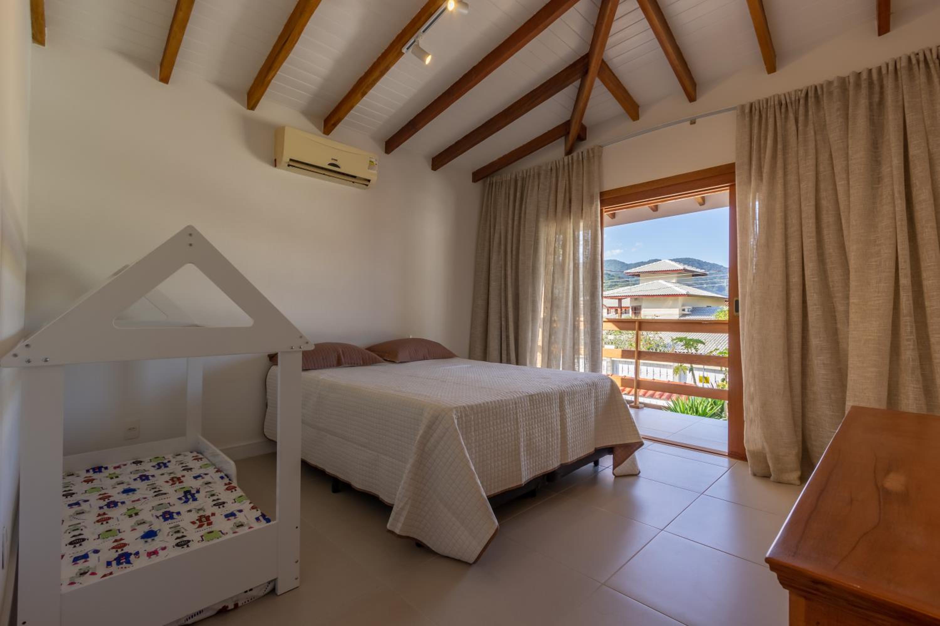 Chez Marguera em Juquehy - Luxo com muito espaço, conforto e lazer - incluso roupas de cama e banho, diarista, serviço praia, piscina aquecida, maquina gel