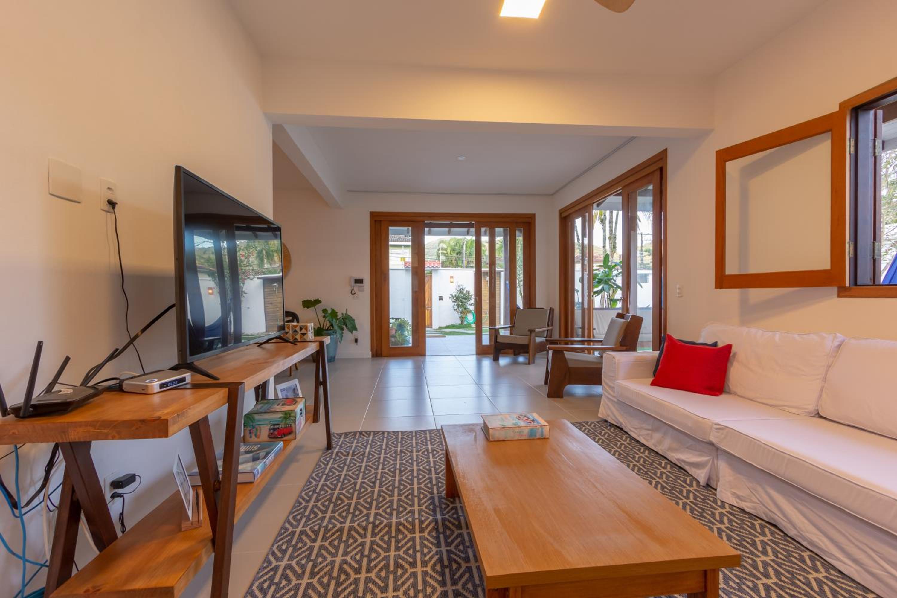 Chez Marguera em Juquehy - Luxo com muito espaço, conforto e lazer - incluso roupas de cama e banho, diarista, serviço praia, piscina aquecida, maquina gel