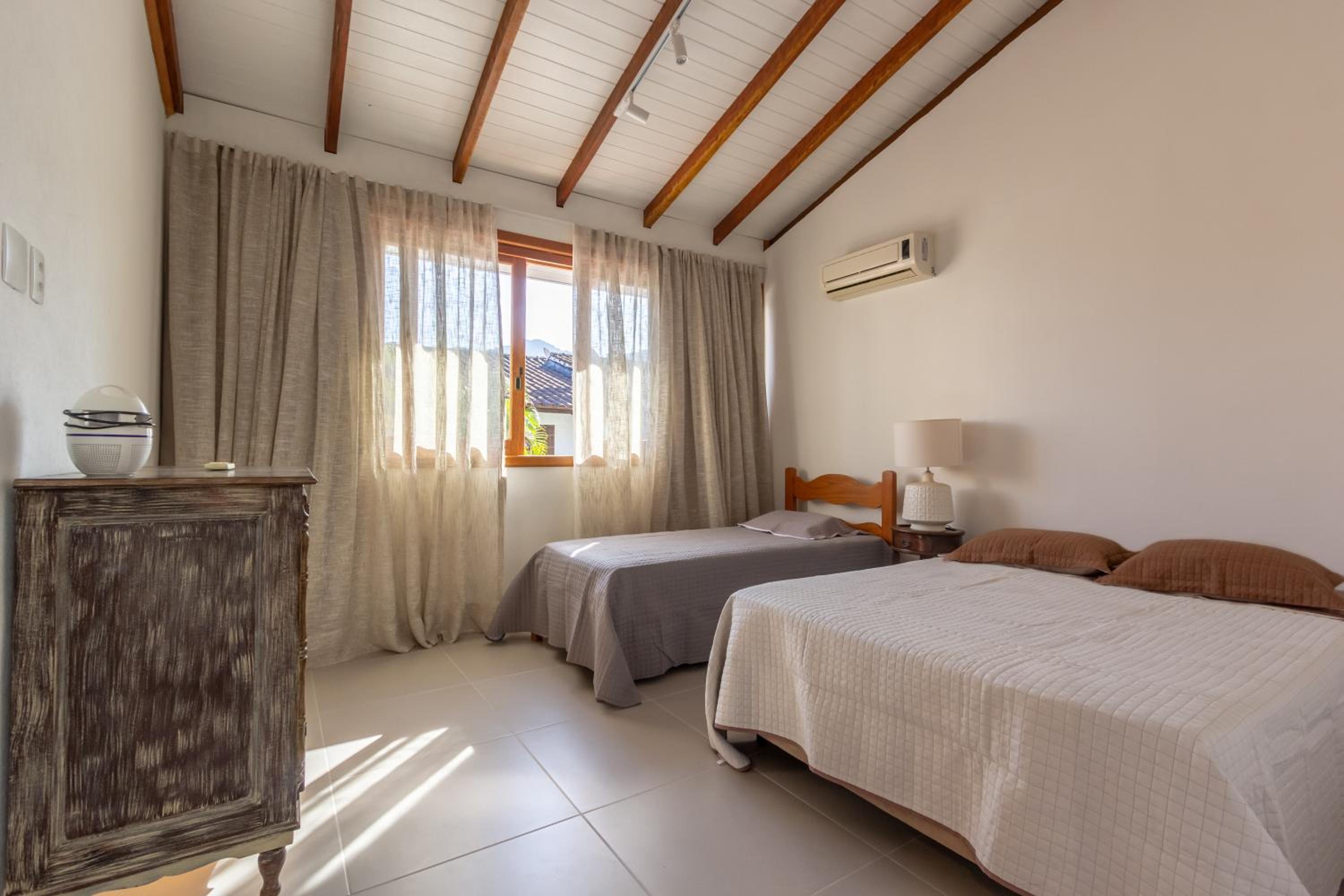 Chez Marguera em Juquehy - Luxo com muito espaço, conforto e lazer - incluso roupas de cama e banho, diarista, serviço praia, piscina aquecida, maquina gel