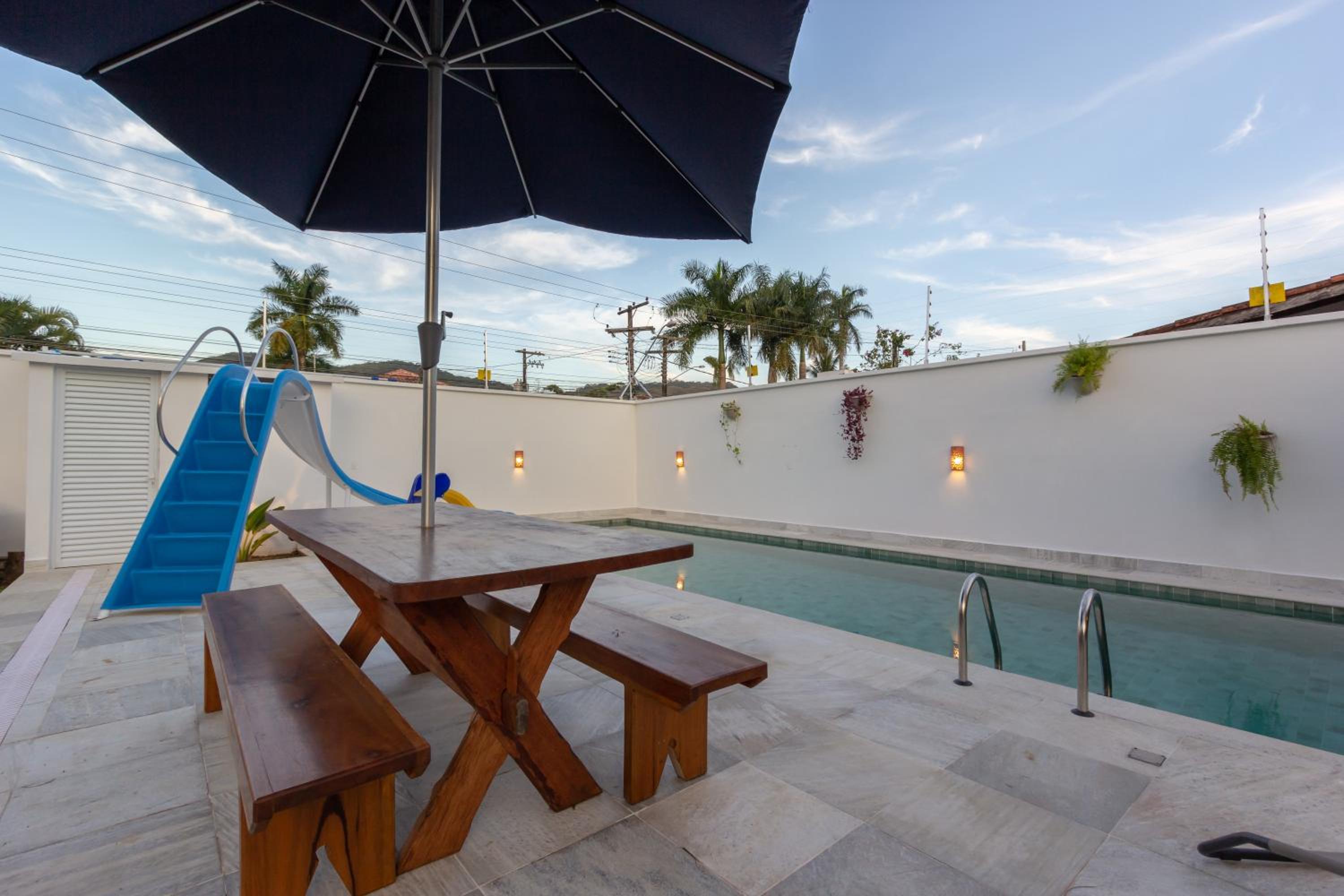 Chez Marguera em Juquehy - Luxo com muito espaço, conforto e lazer - incluso roupas de cama e banho, diarista, serviço praia, piscina aquecida, maquina gel