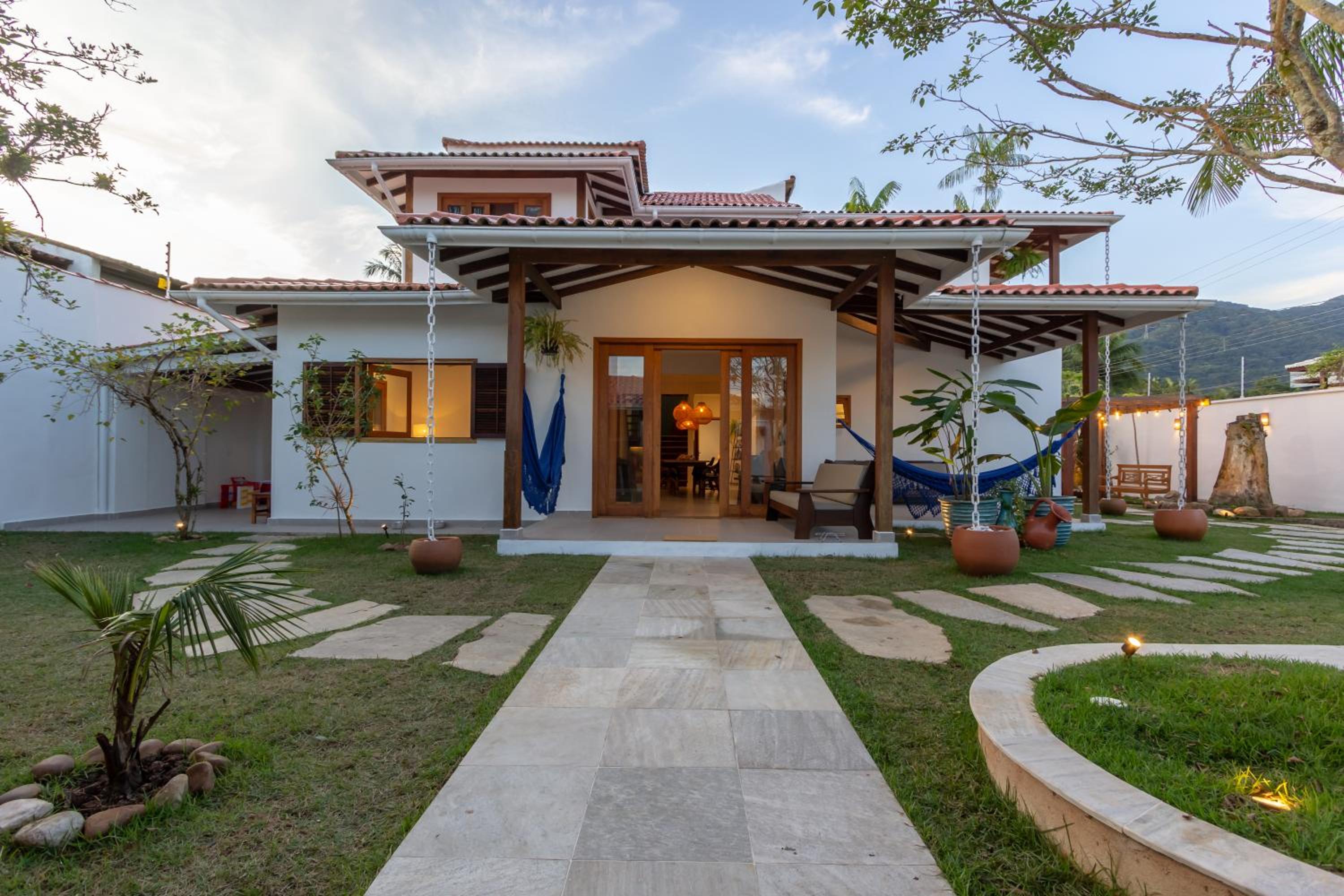 Chez Marguera em Juquehy - Luxo com muito espaço, conforto e lazer - incluso roupas de cama e banho, diarista, serviço praia, piscina aquecida, maquina gel