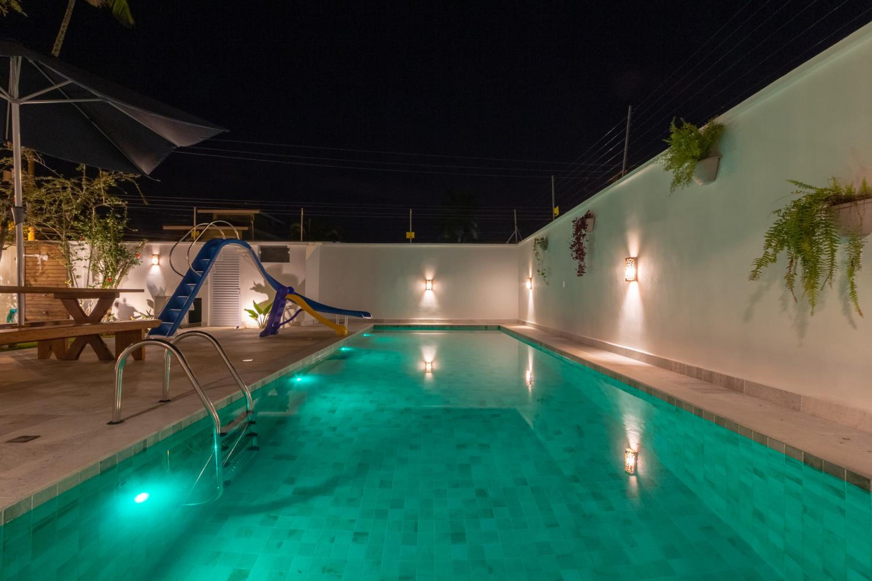 Chez Marguera em Juquehy - Luxo com muito espaço, conforto e lazer - incluso roupas de cama e banho, diarista, serviço praia, piscina aquecida, maquina gel