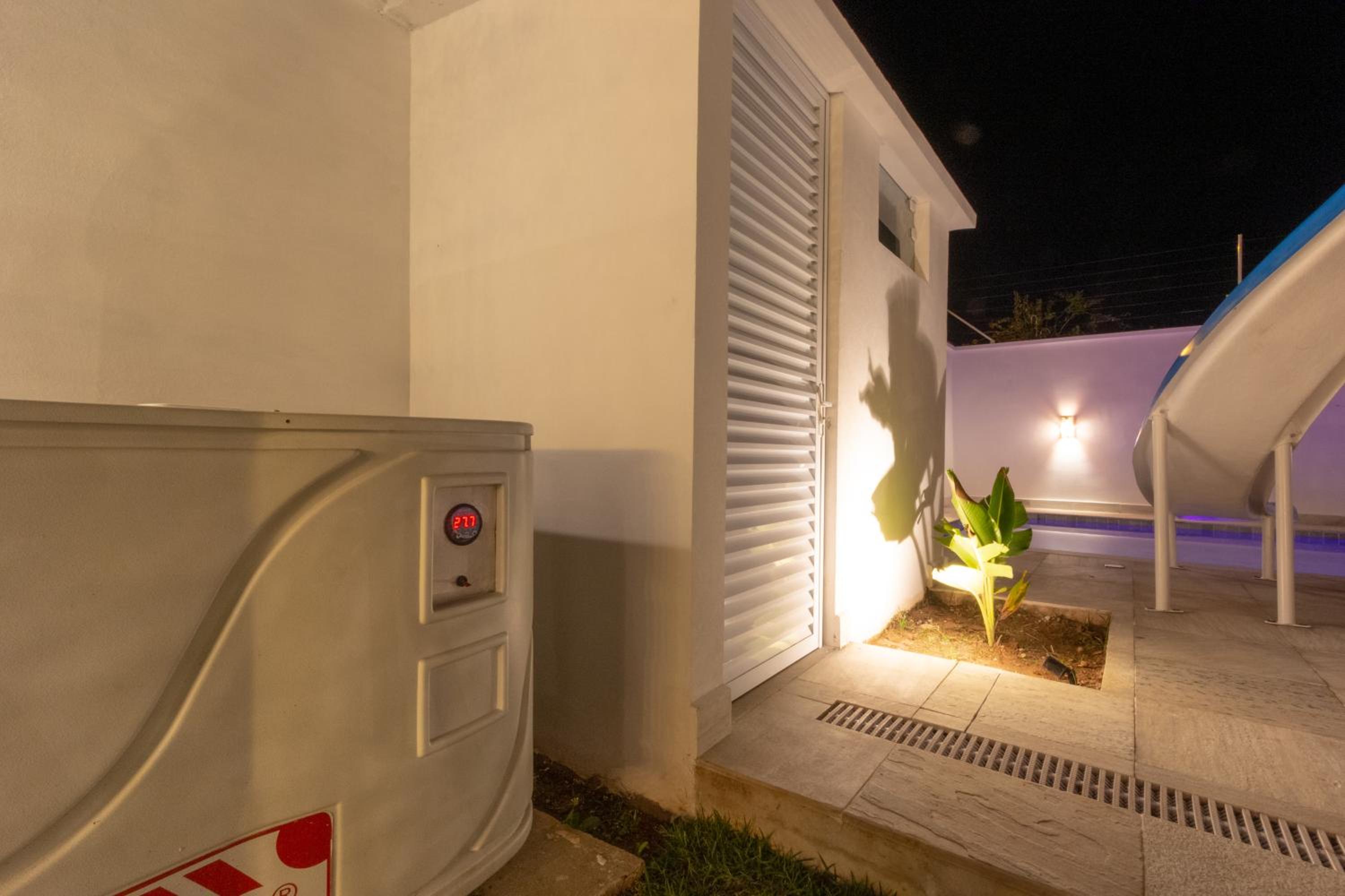 Chez Marguera em Juquehy - Luxo com muito espaço, conforto e lazer - incluso roupas de cama e banho, diarista, serviço praia, piscina aquecida, maquina gel