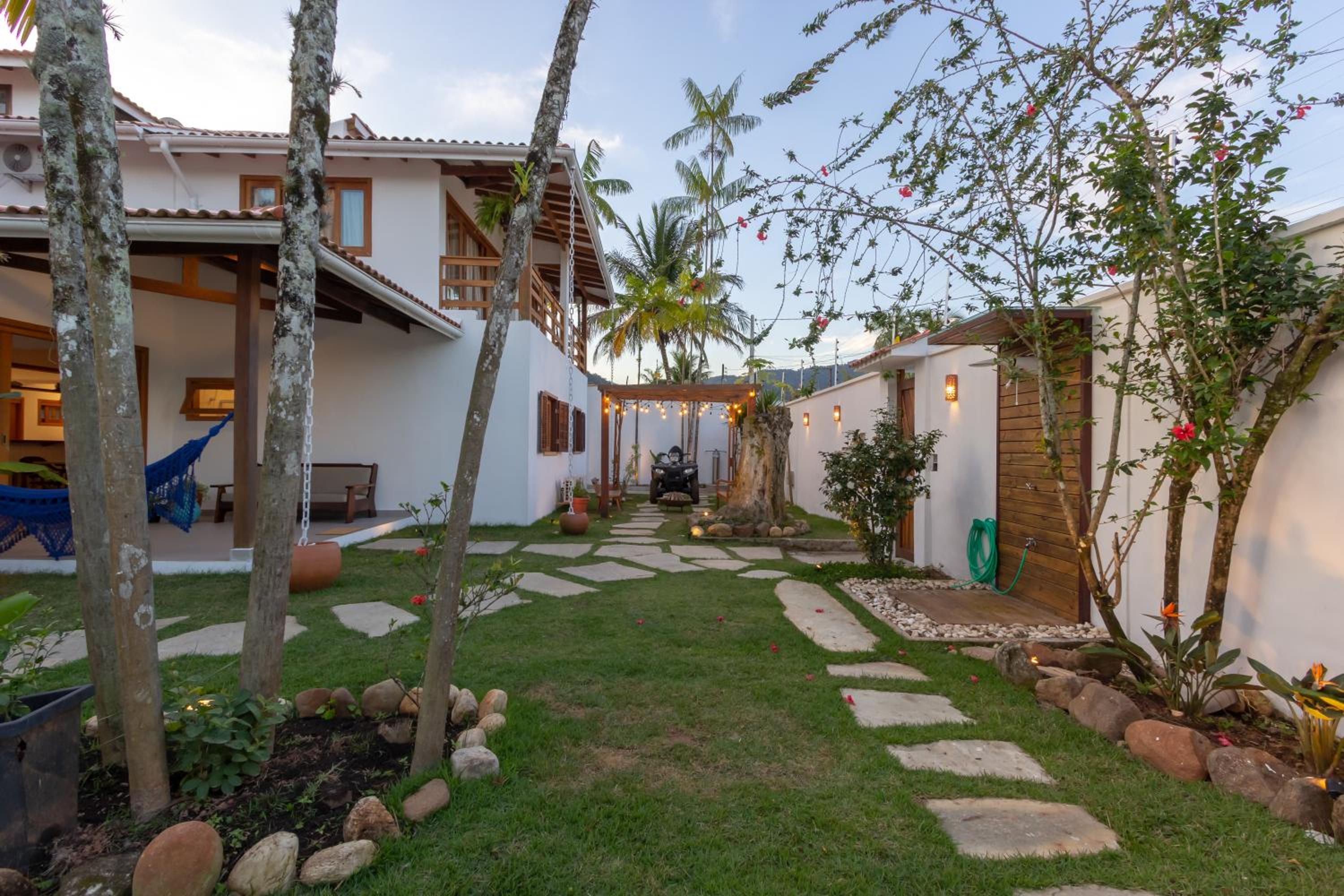 Chez Marguera em Juquehy - Luxo com muito espaço, conforto e lazer - incluso roupas de cama e banho, diarista, serviço praia, piscina aquecida, maquina gel