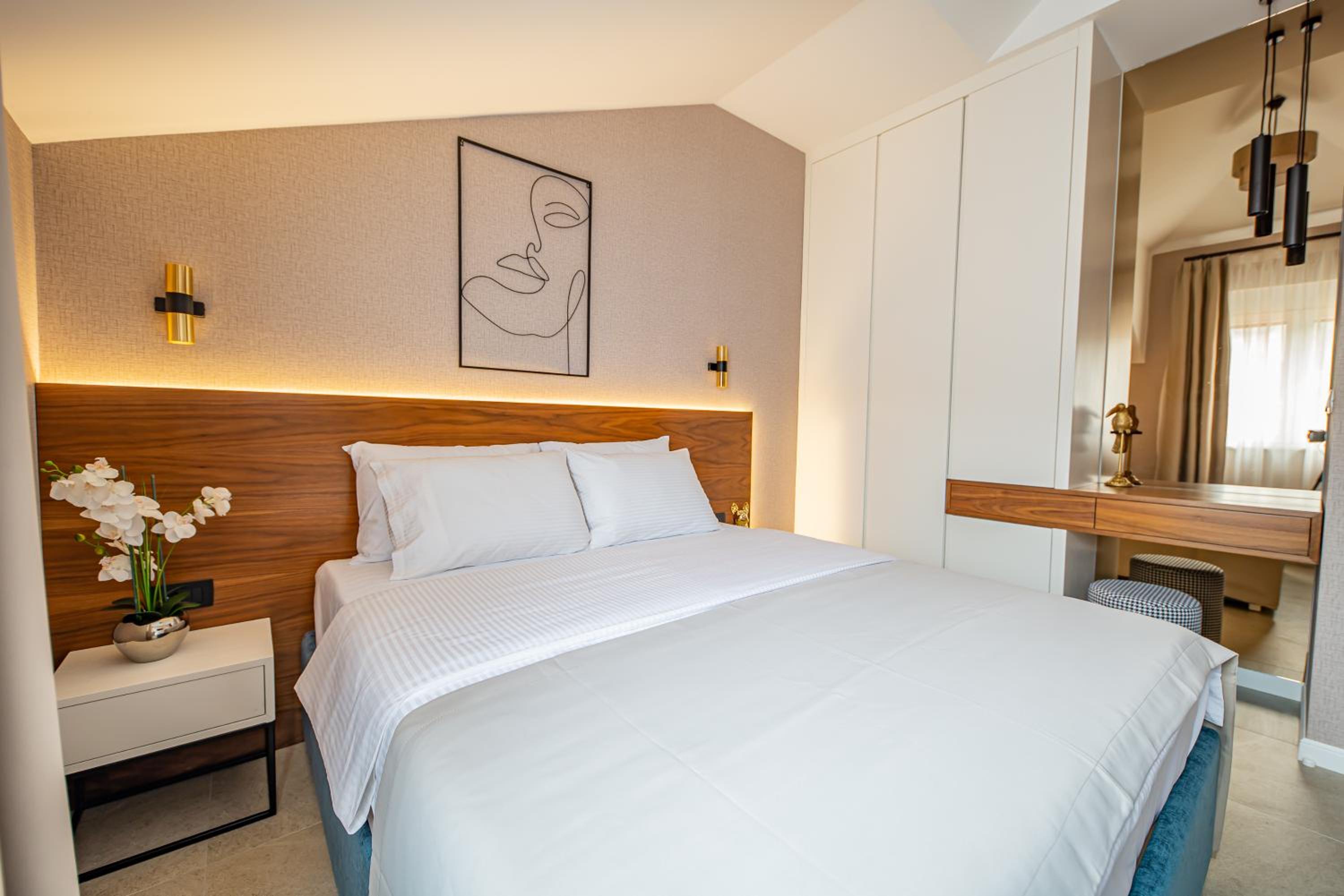Enyana Luxury Suites