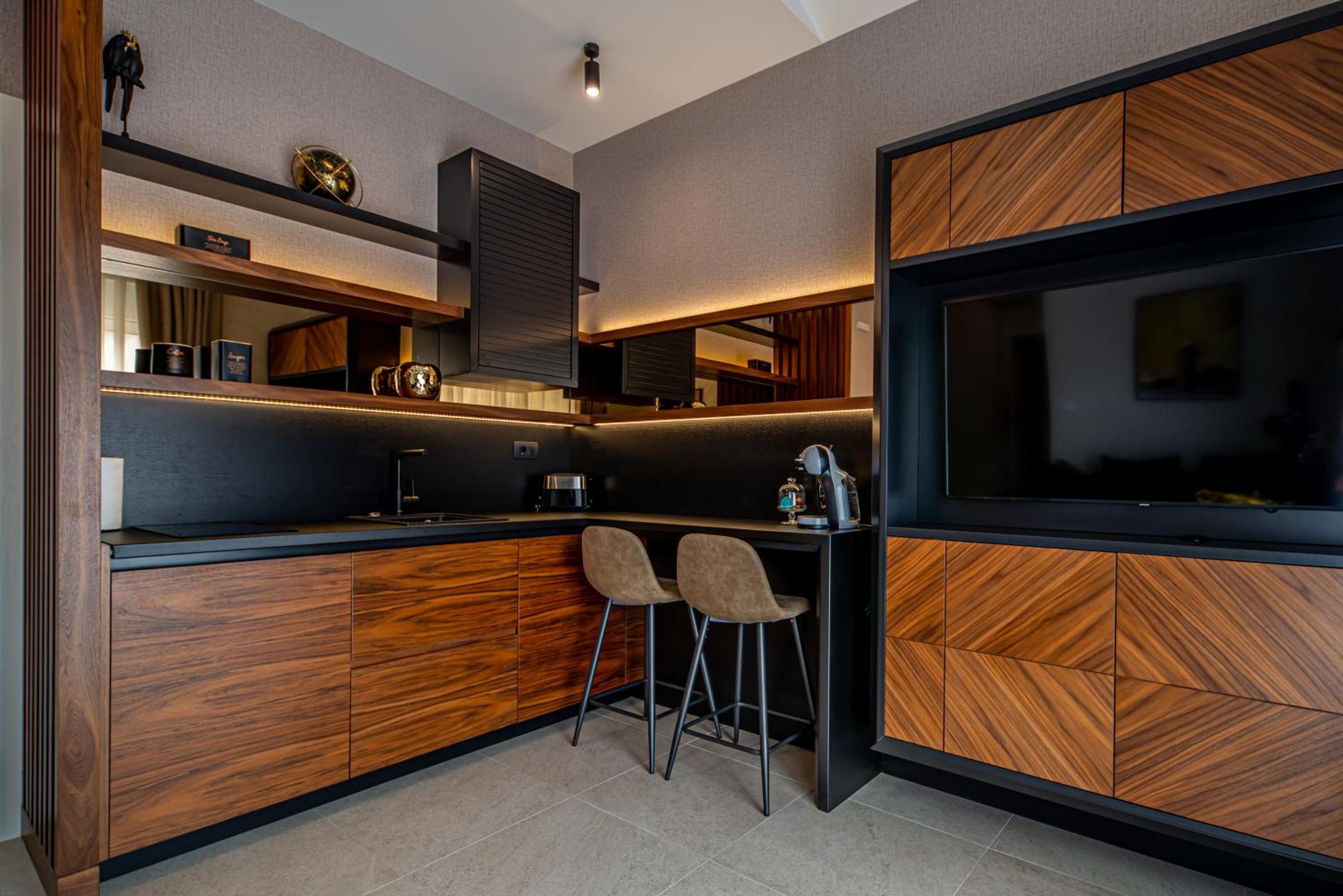 Enyana Luxury Suites