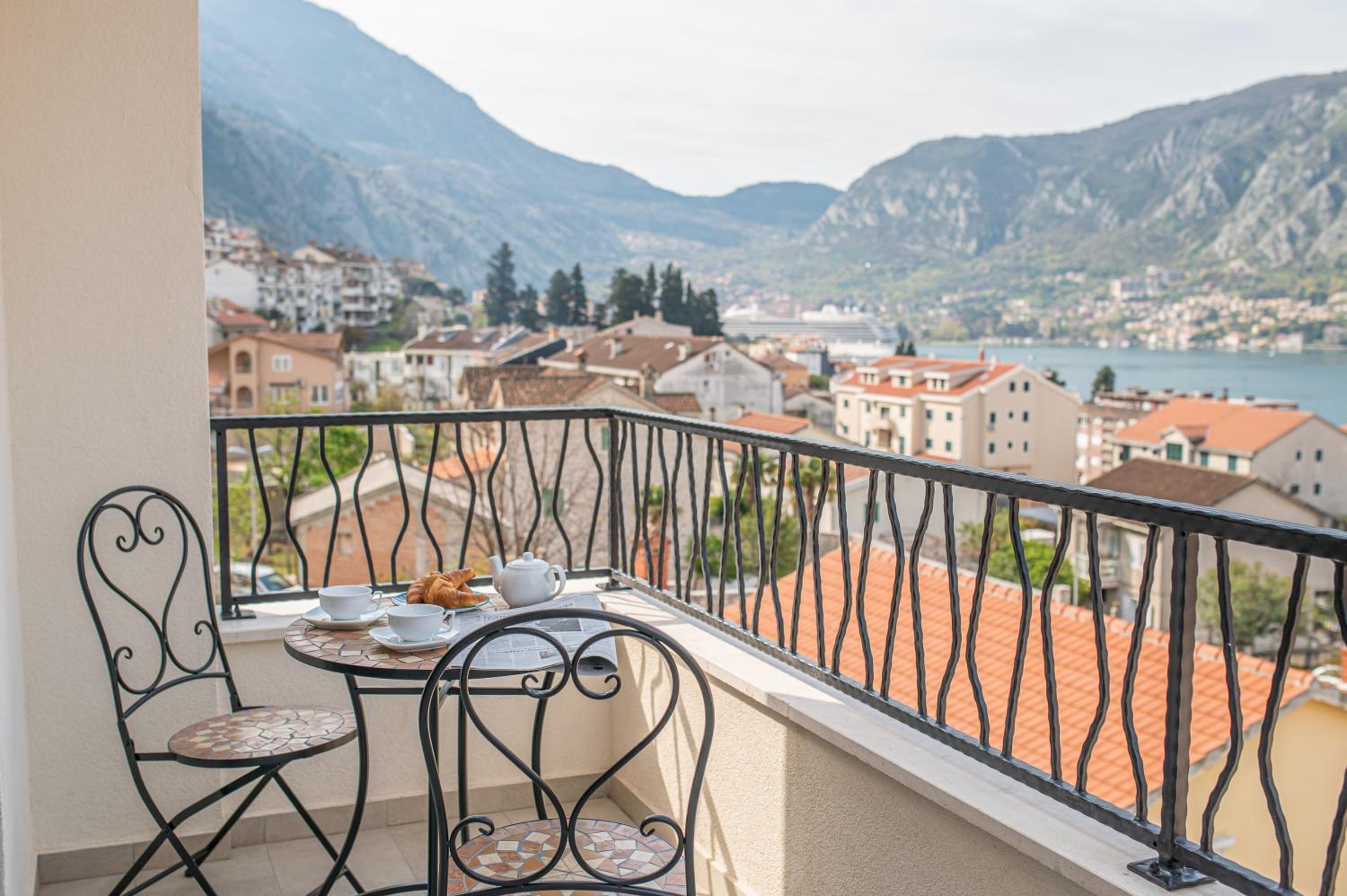 Enyana Luxury Suites