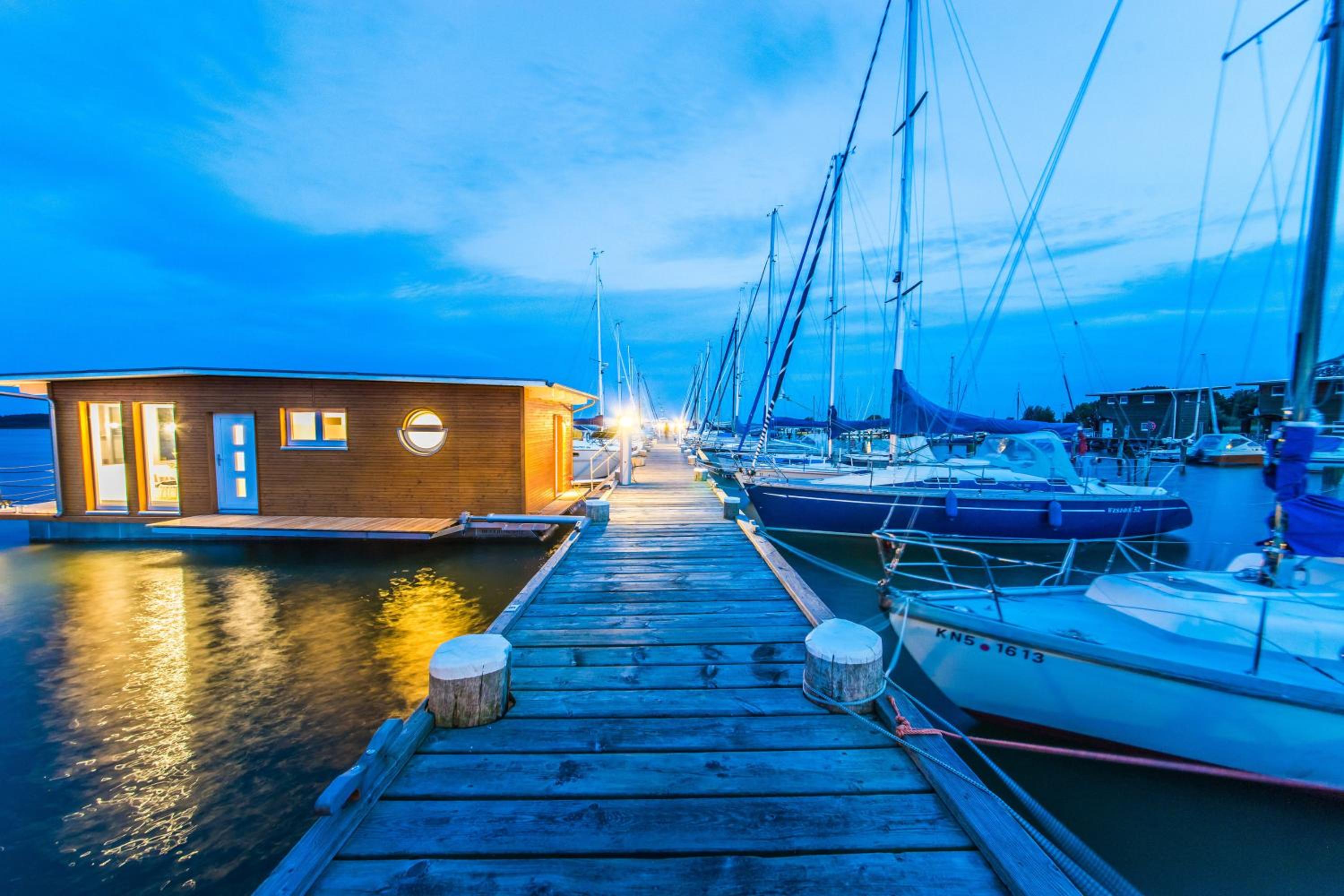 Komfort-Hausboote am Naturhafen Krummin