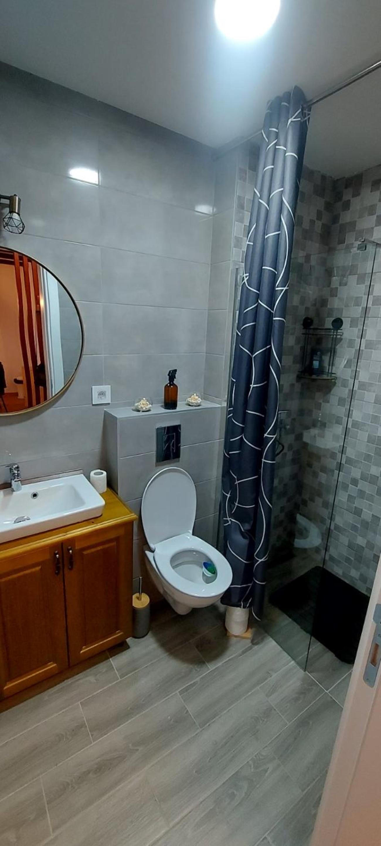 Yellow apartman