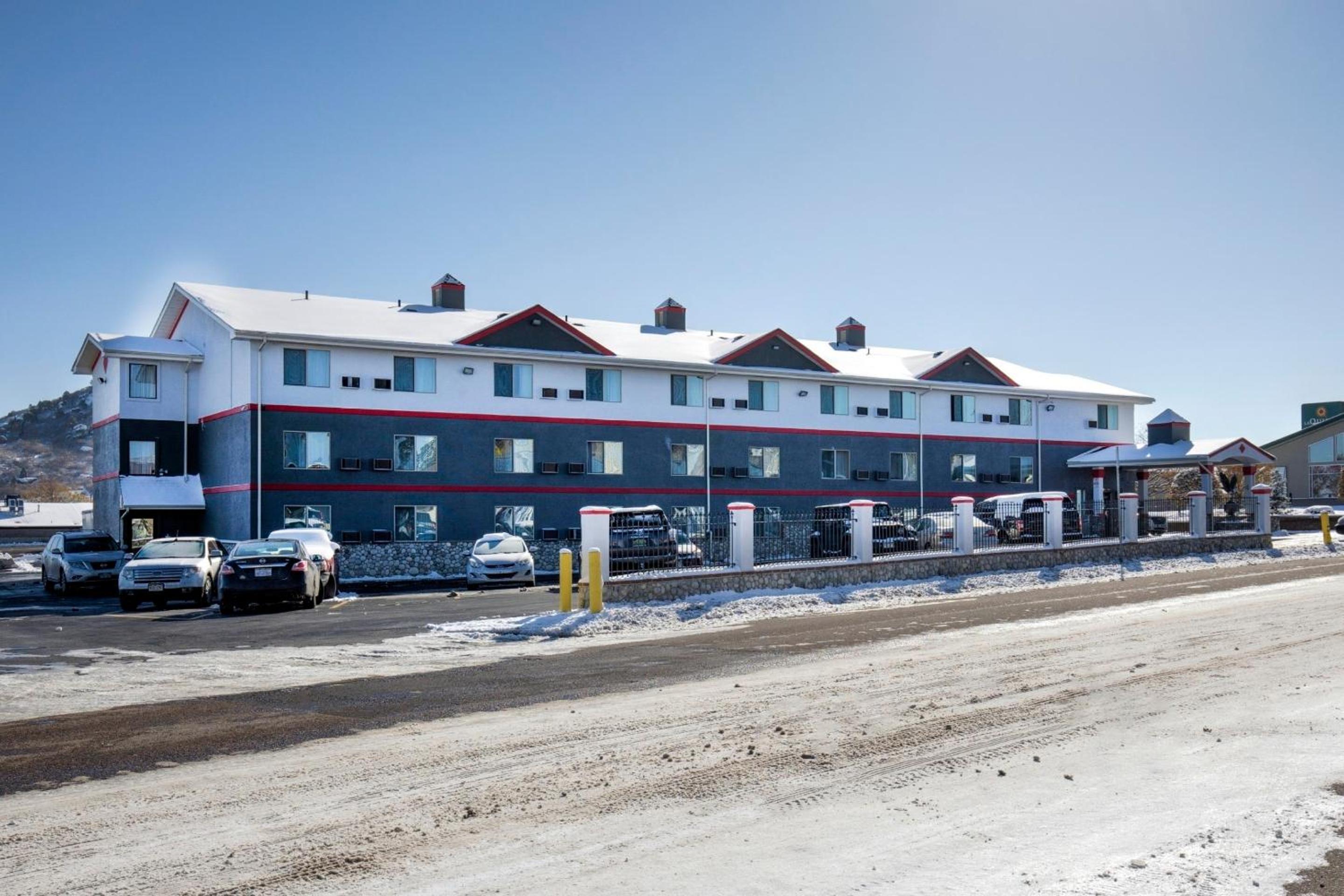 Castle Rock Vacations - OYO Hotel Castle Rock CO Downtown - Property Image 4