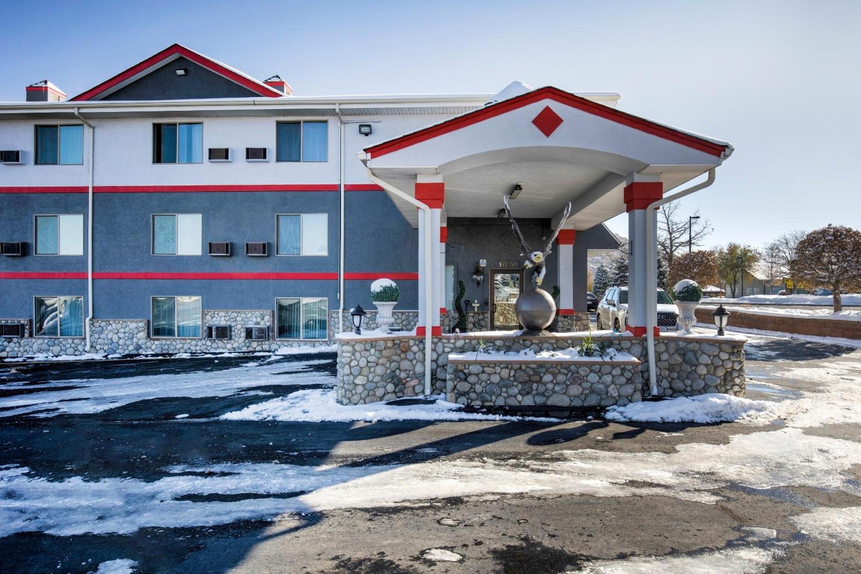 Castle Rock Vacations - OYO Hotel Castle Rock CO Downtown - Property Image 1