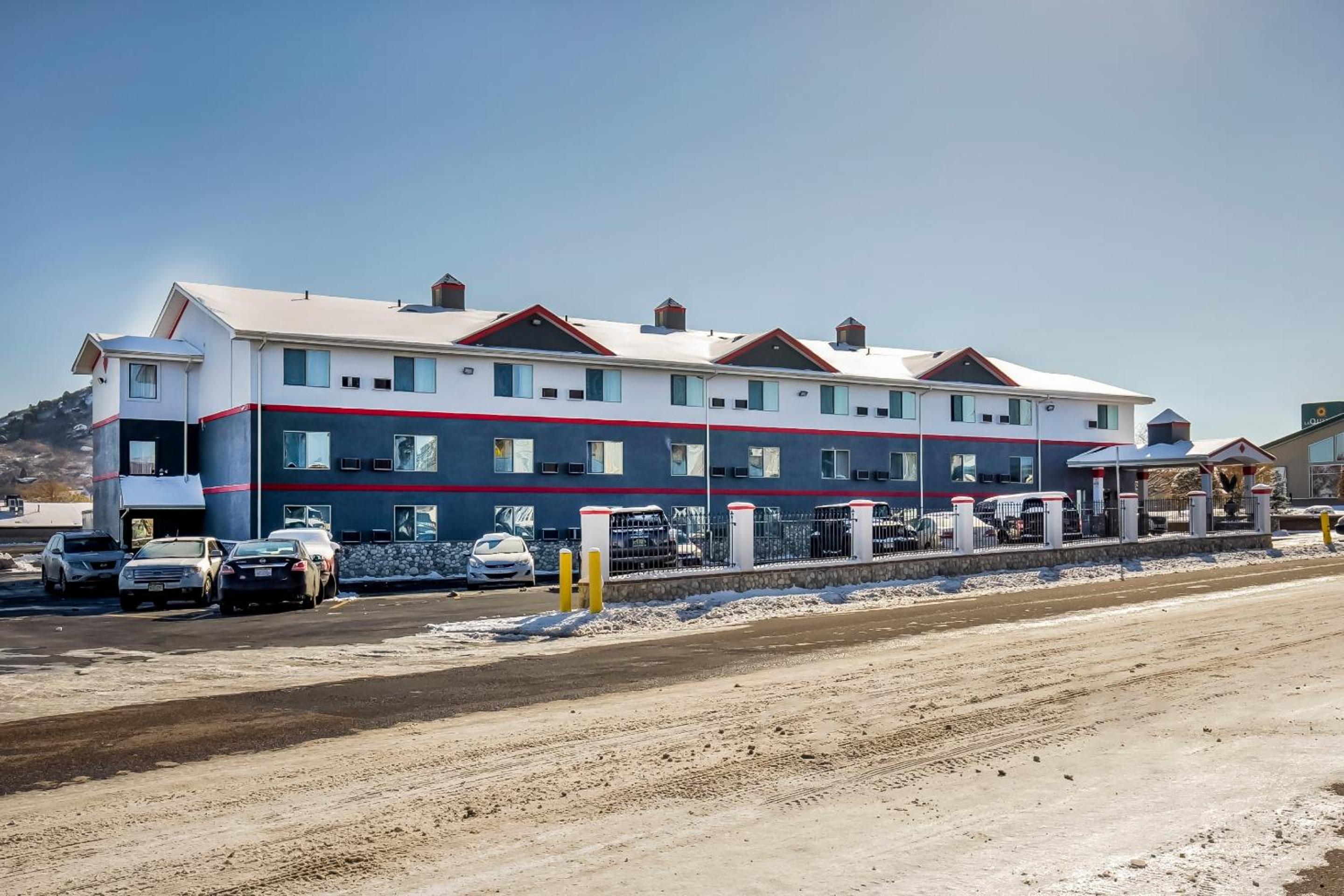 Castle Rock Vacations - OYO Hotel Castle Rock CO Downtown - Property Image 3