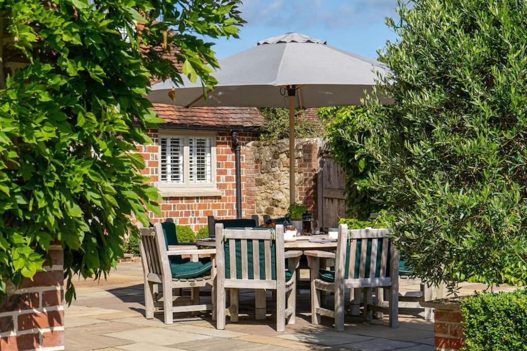 Lickfold Manor - Luxury home with swimming pool view 3