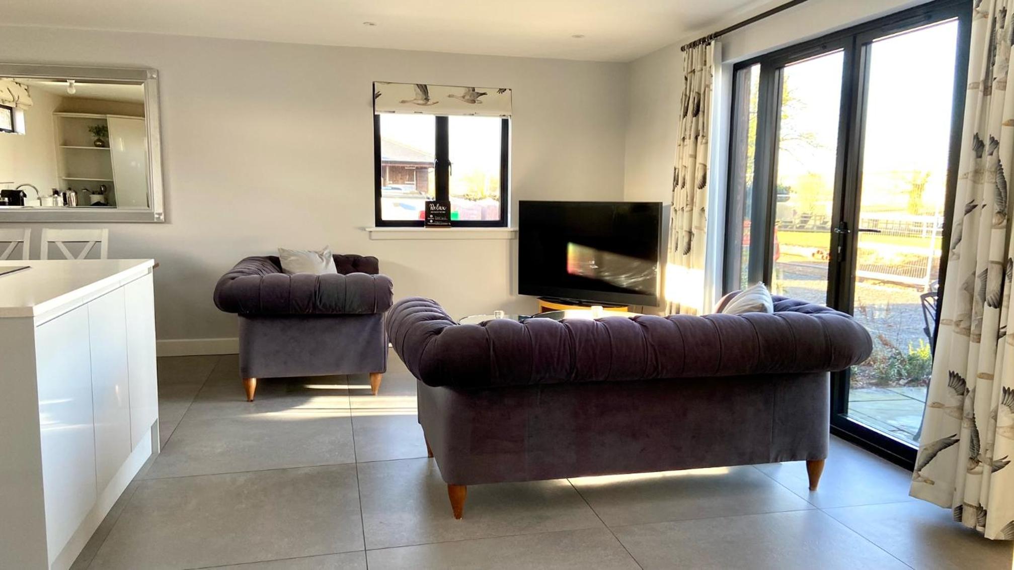 Modern 2 bed home in idyllic location sleeps 6 Superfast WiFi with onsite Gym view 3