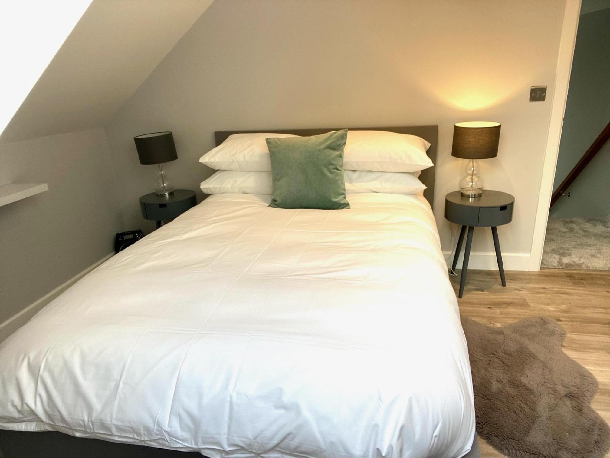 Modern 2 bed home in idyllic location sleeps 6 Superfast WiFi with onsite Gym view 5