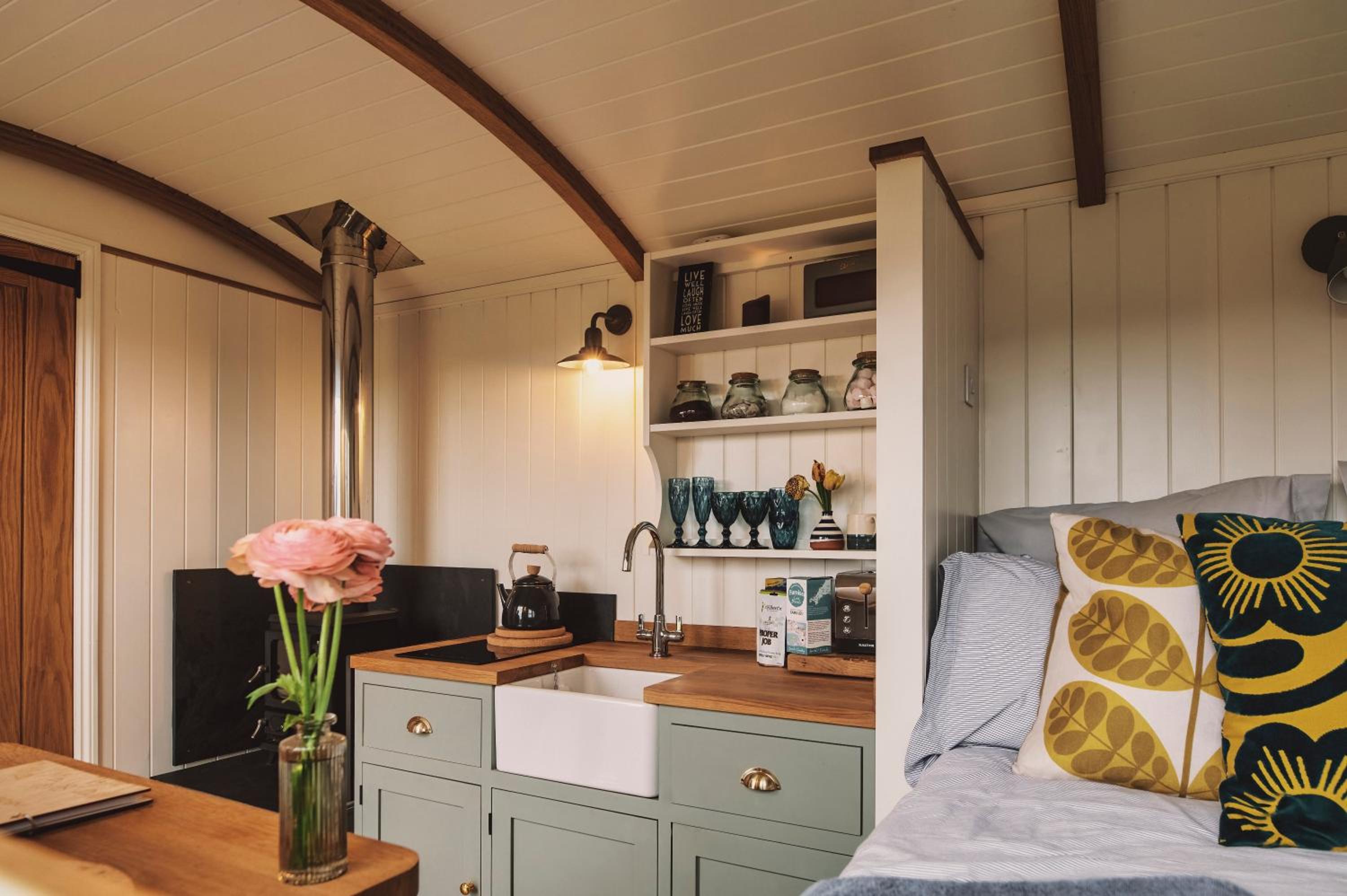 Hotel Luxury Shepherd's Hut on Flower Farm with Outdoor Bath in Mid Cornwall