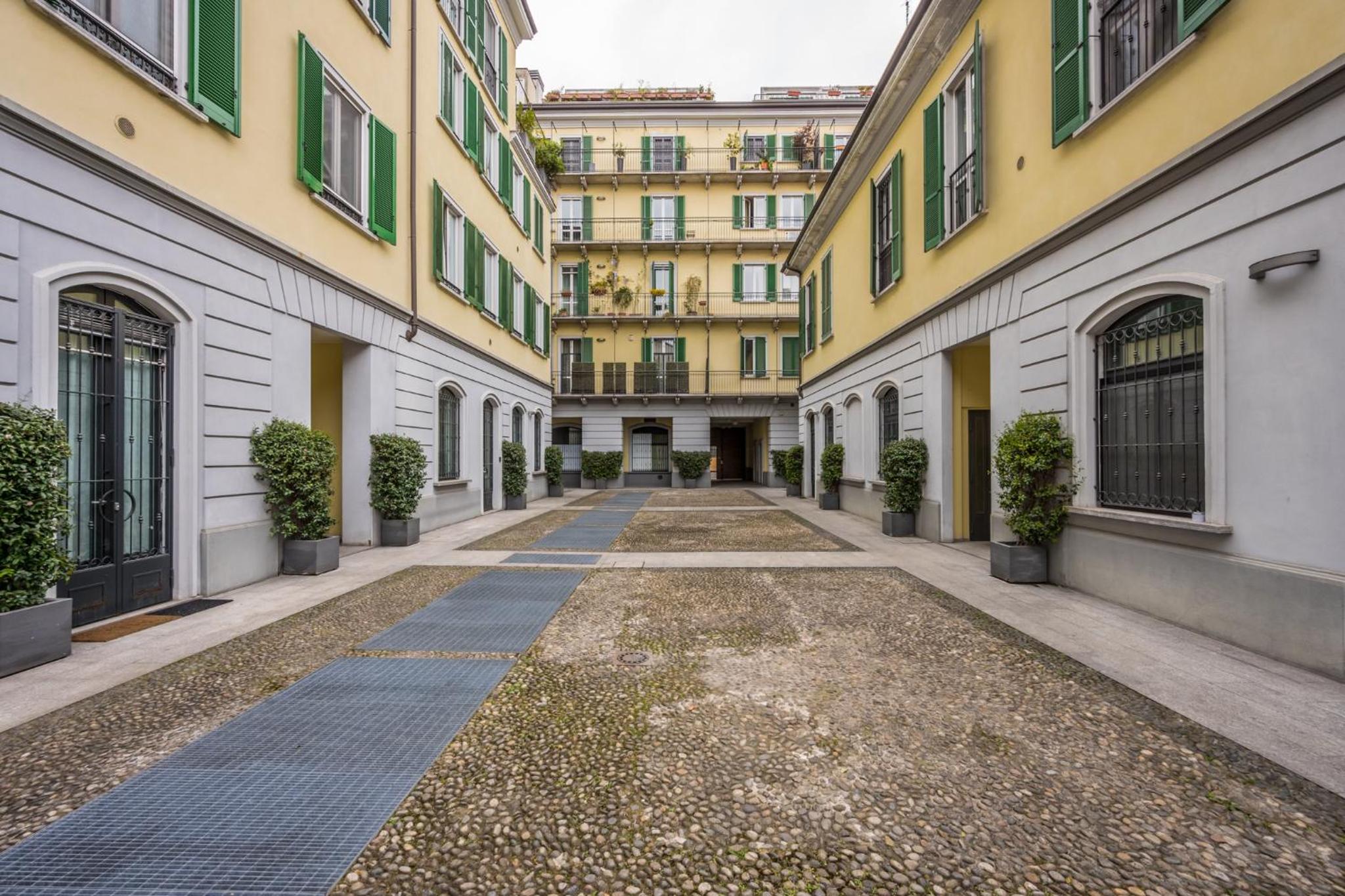 tHE Orange Attic - Navigli