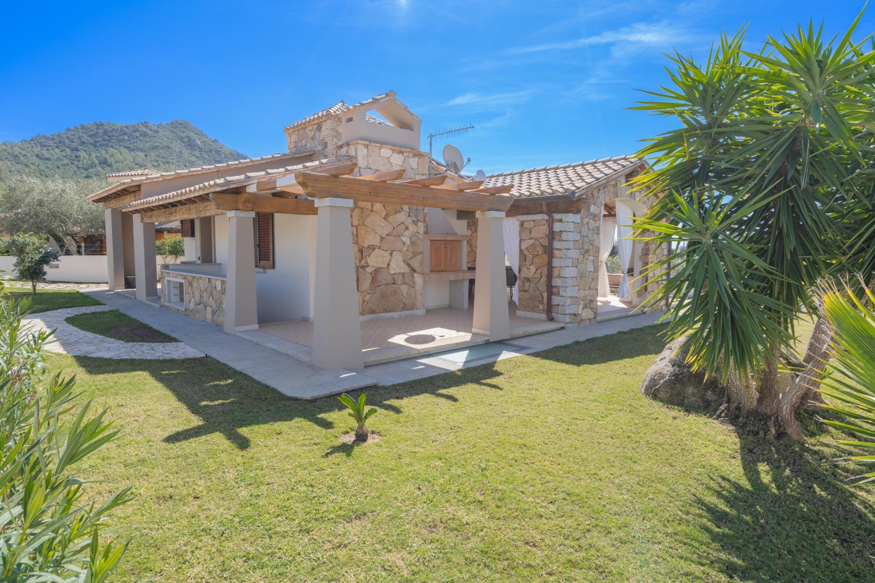 DOMUS VILLA LORY Castiadas Cala Sinzias beach with swimming pool