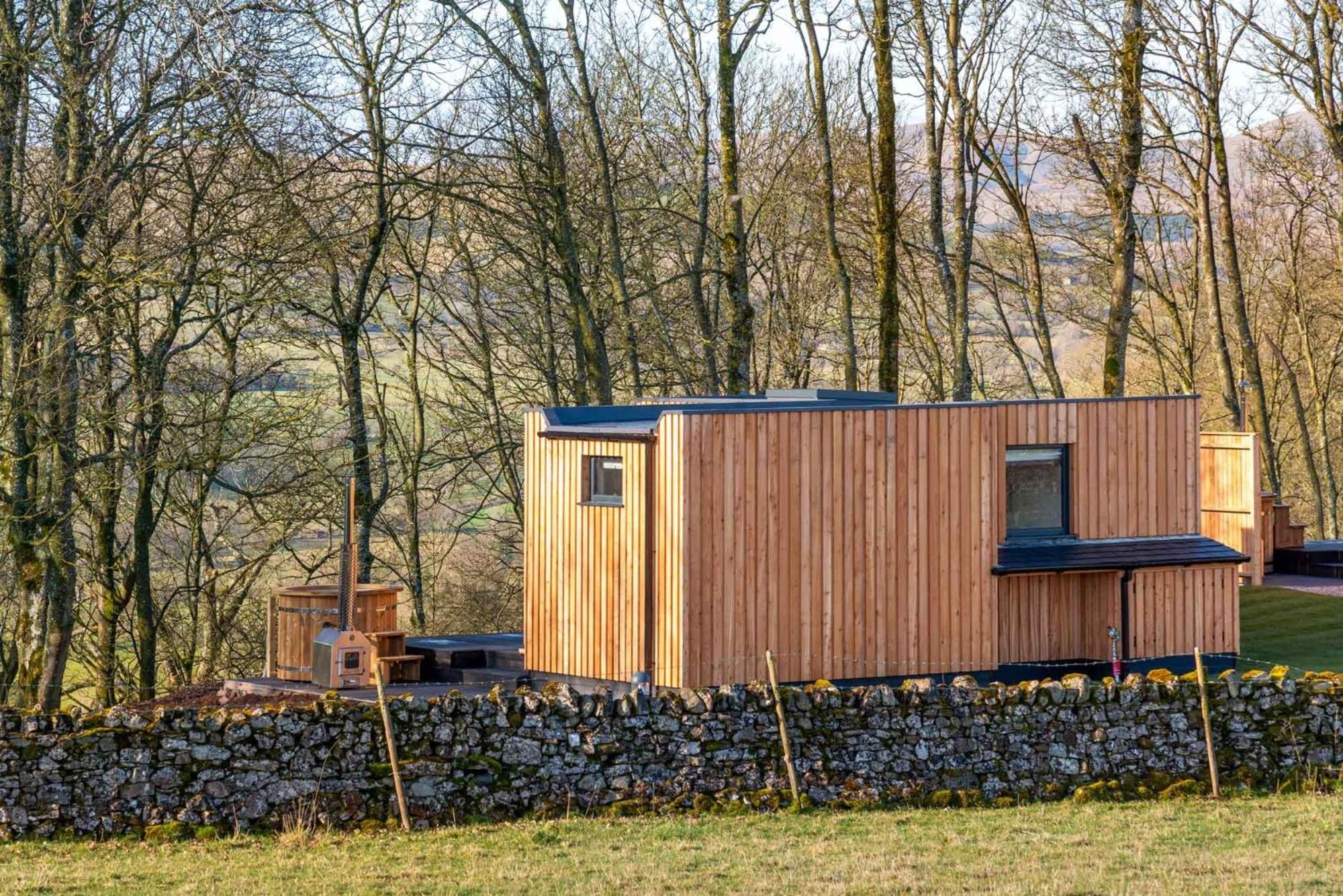Snowdrop, Penruddock an Eco and dog friendly lodge with hot tub, 10 minutes to Lake Ullswater