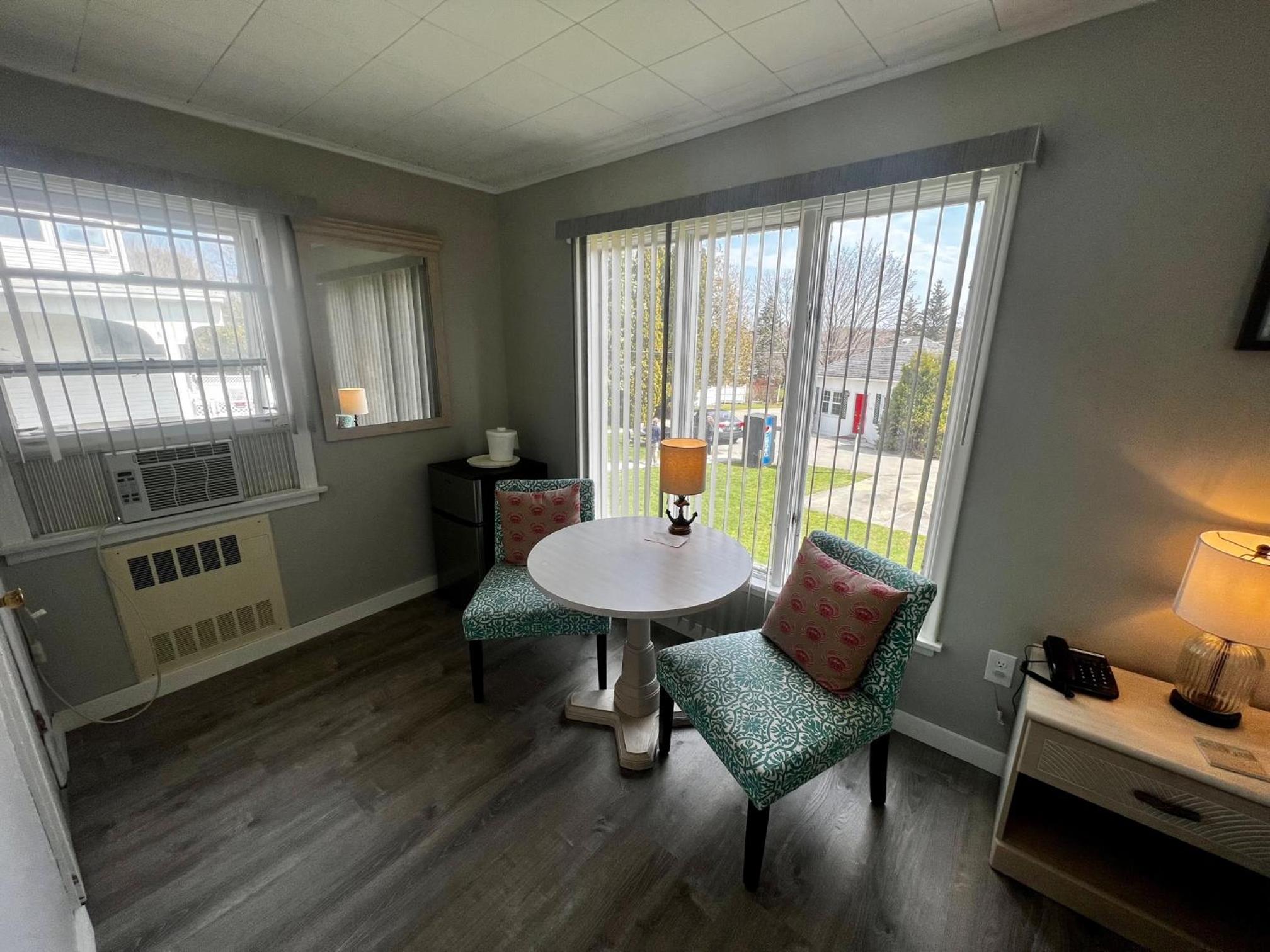 Claddagh Motel & Suites