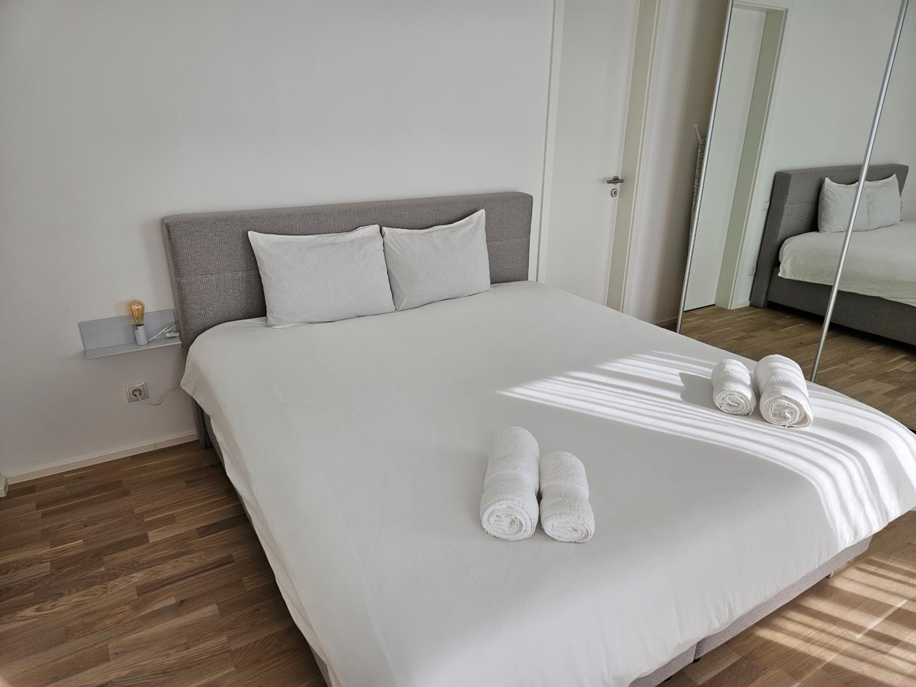 New Spacious Two Bedroom Center with Parking, near Public Transport view 2