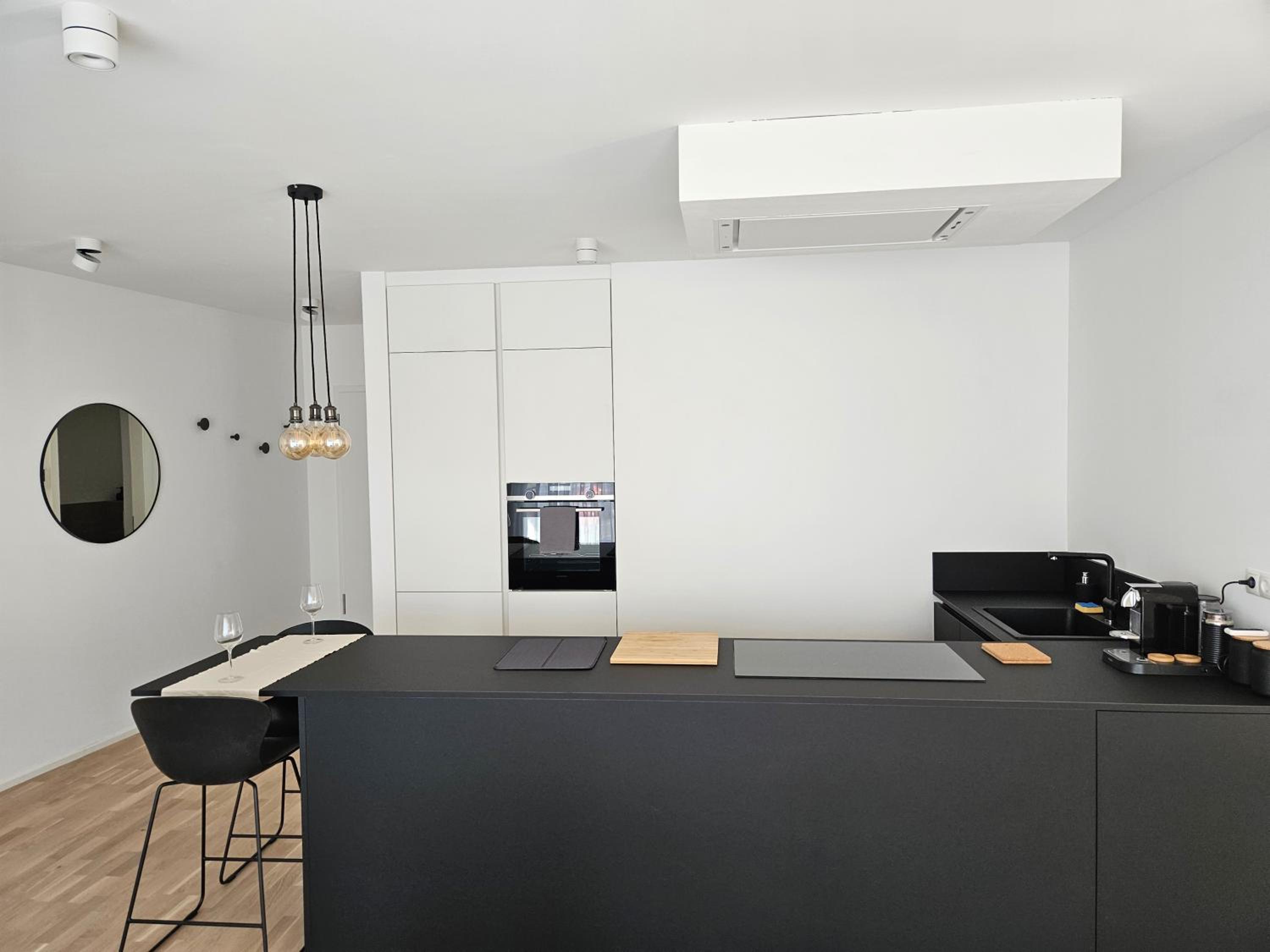 New Spacious Two Bedroom Center with Parking, near Public Transport view 4