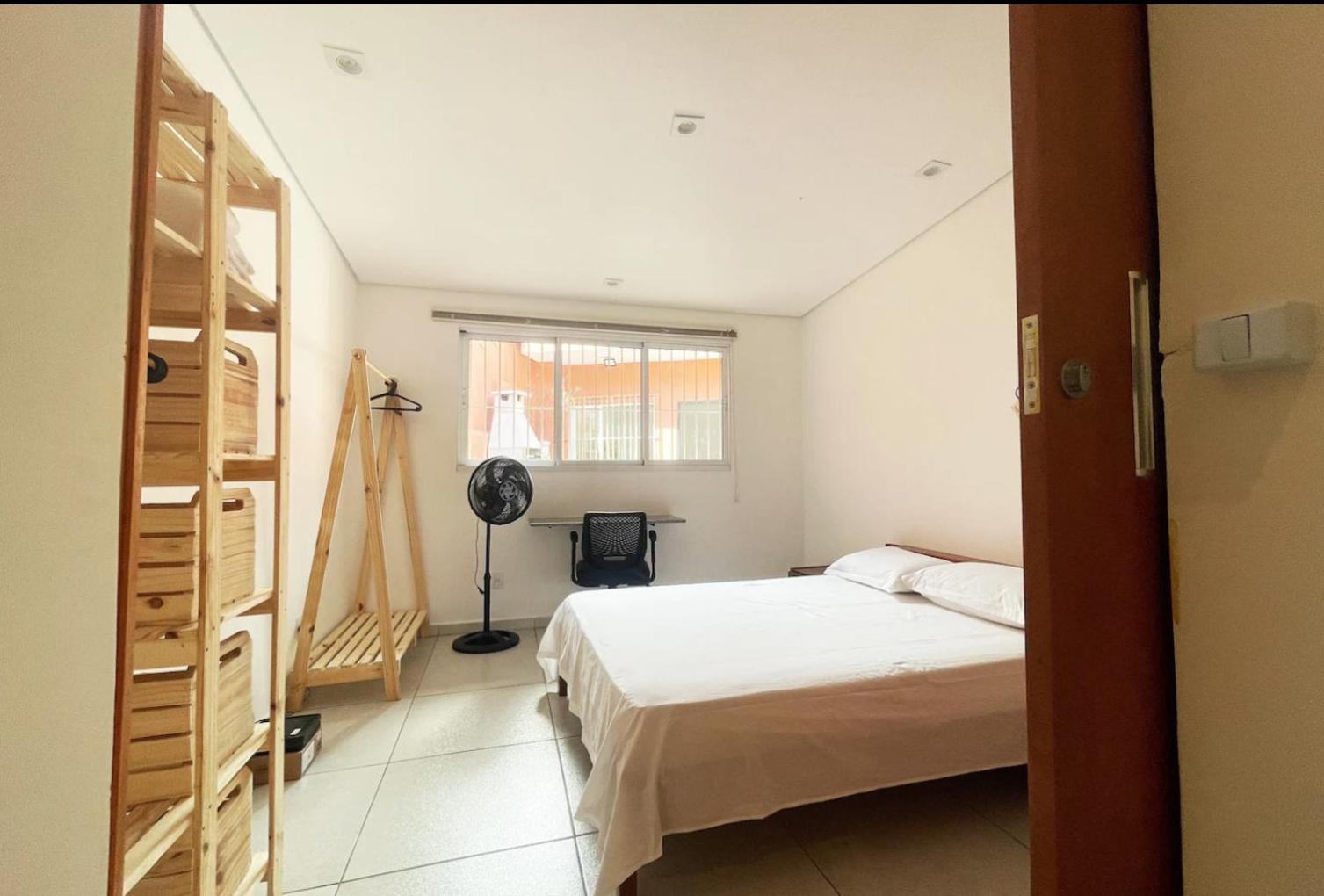 Casa de Tijolos com Churrasqueira Vila Fechada