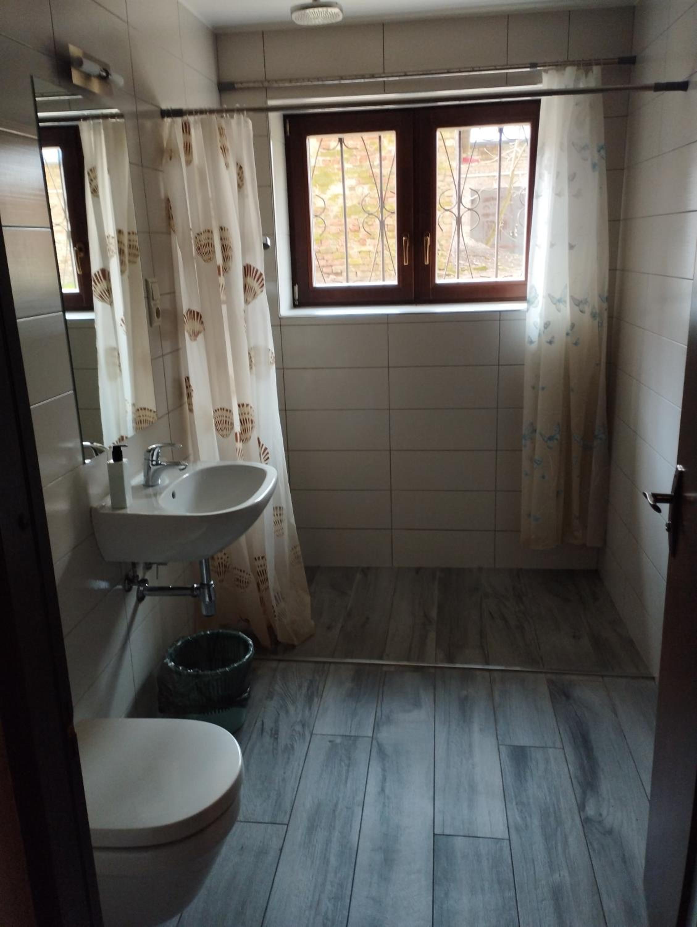 Spacious apartment in the quiet center view 2
