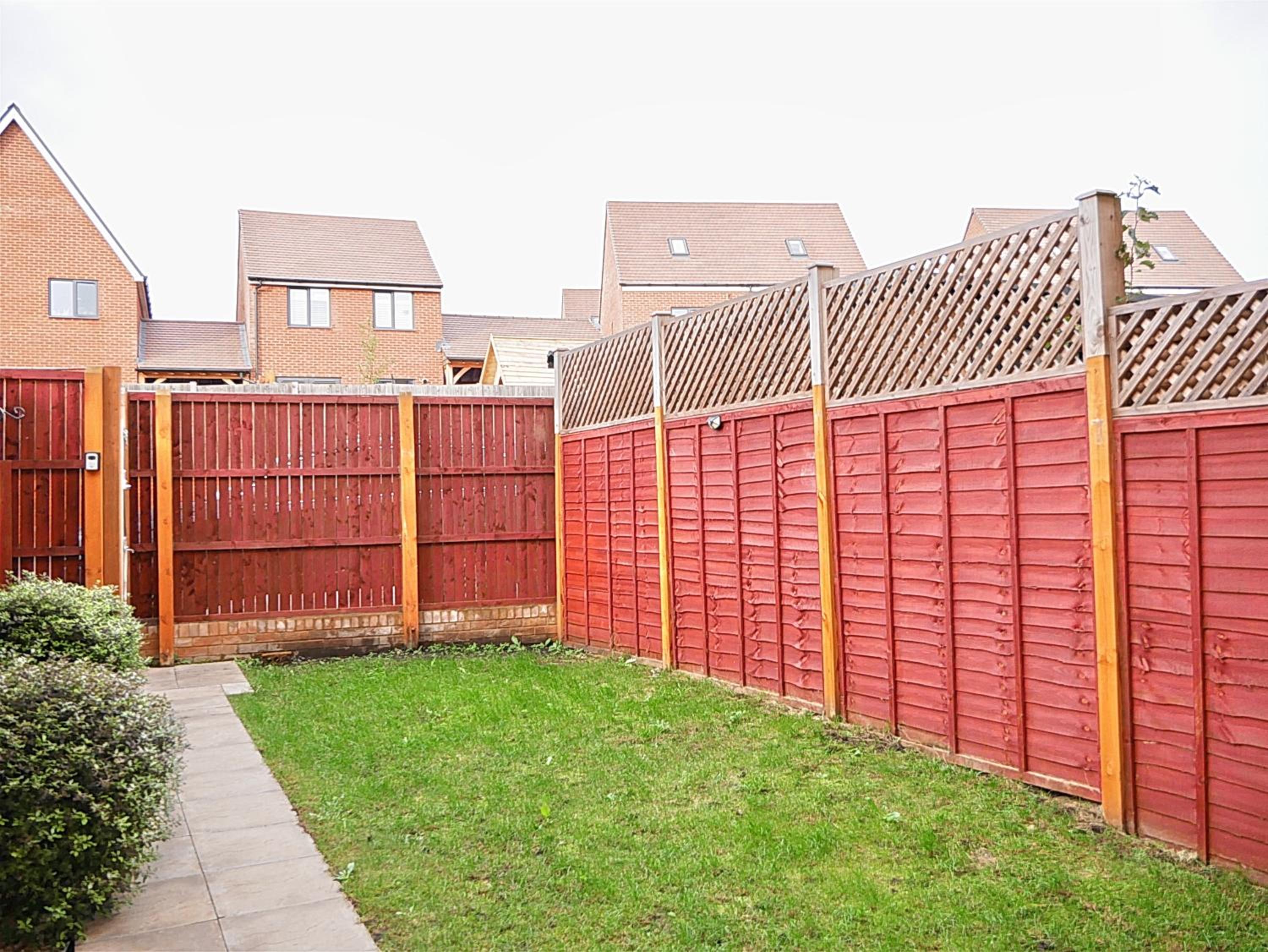 Townhouse in Ebbsfleet sleeps 9 with free parking view 3