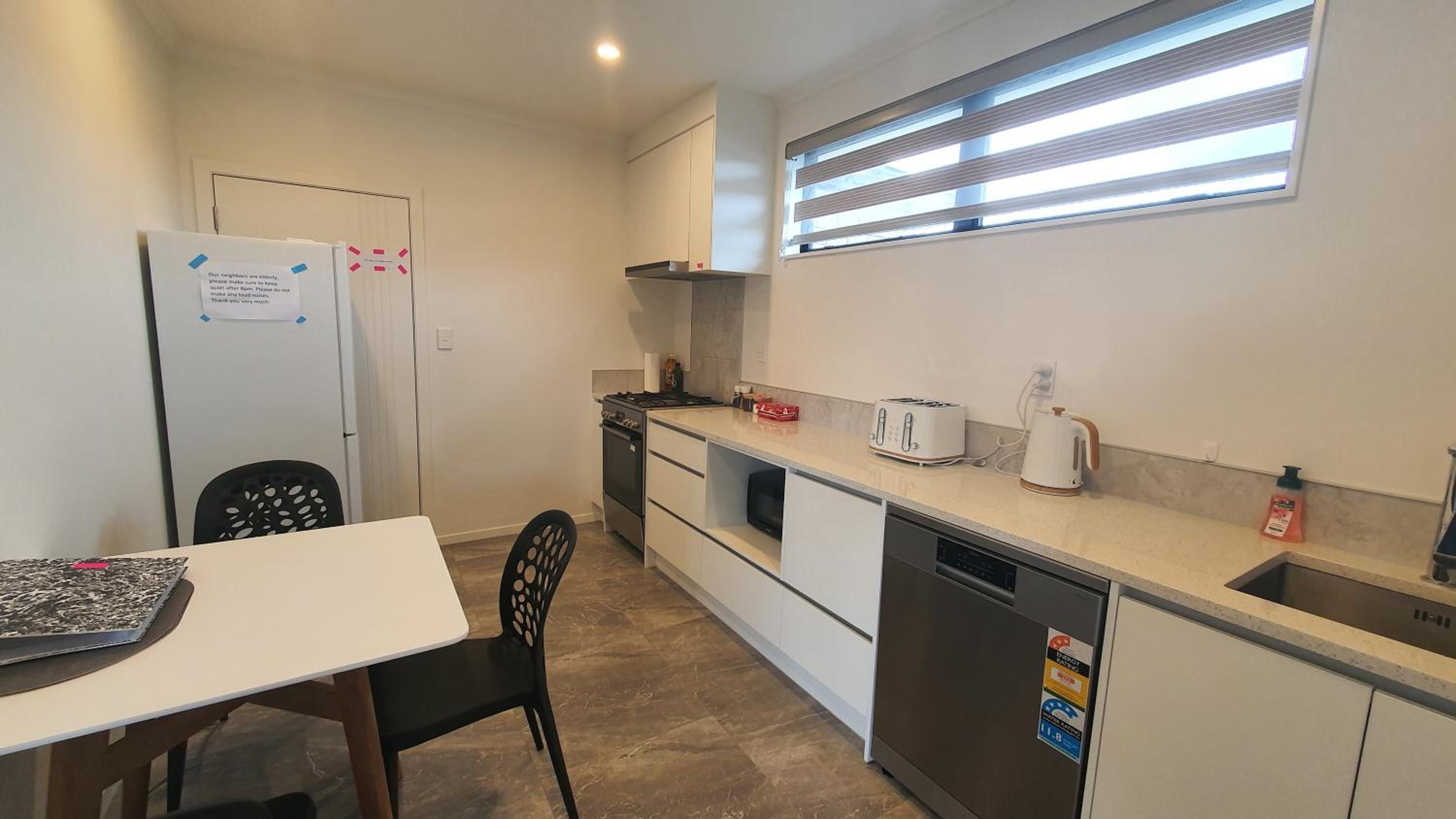 Cozy 2- Bedrooms Unit In Hamilton view 5
