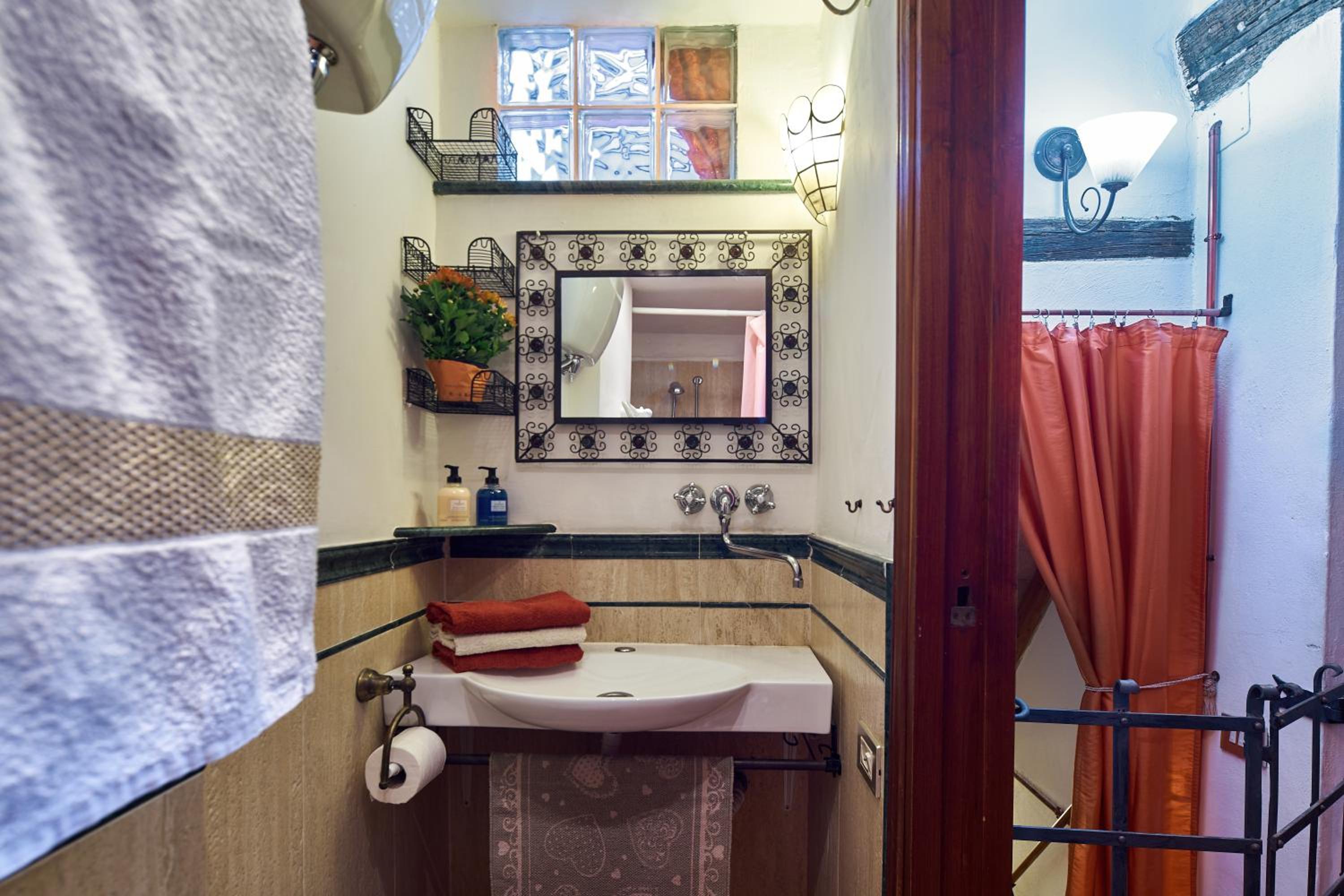 Charming flat Siena city center close Piazza del Campo view 4