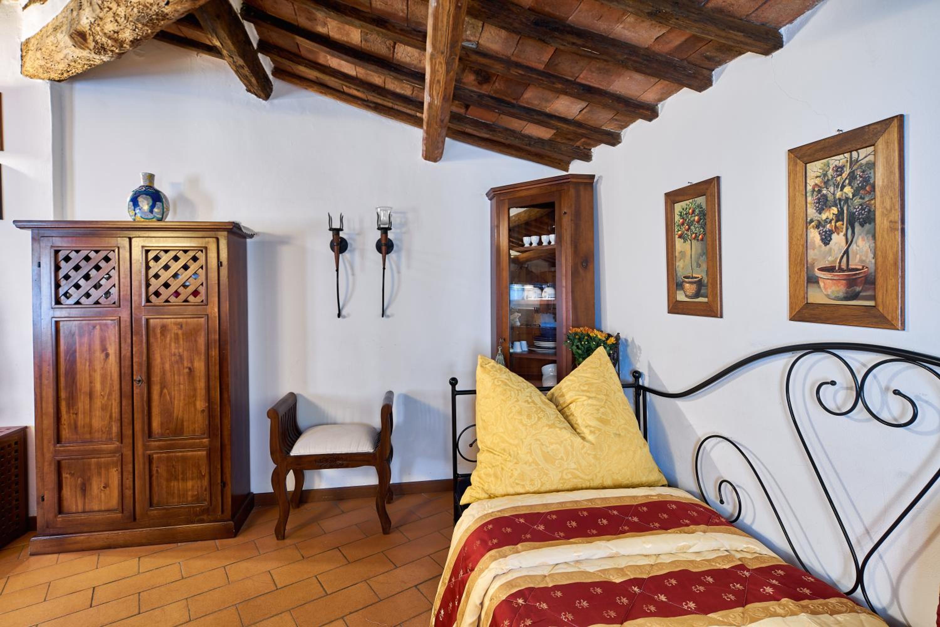 Charming flat Siena city center close Piazza del Campo view 3