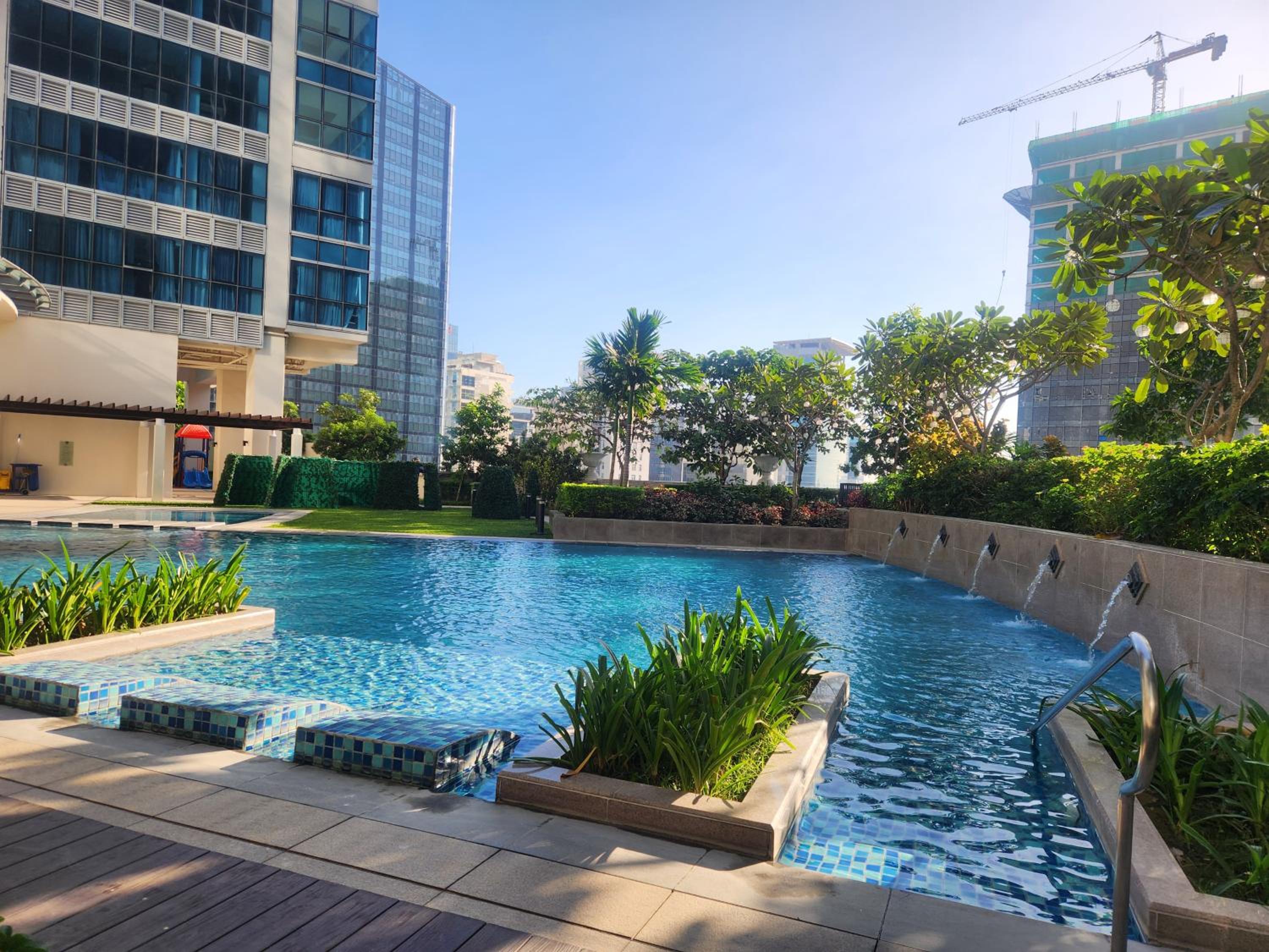 8U Pristine & Cozy Stay at Uptown Mall BGC across Mitsukoshi with FREE Parking and Balcony