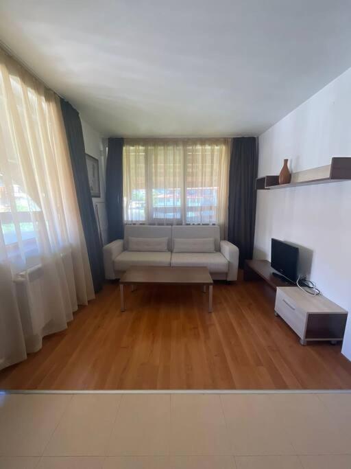 Lovely private apartment in Belelvedre