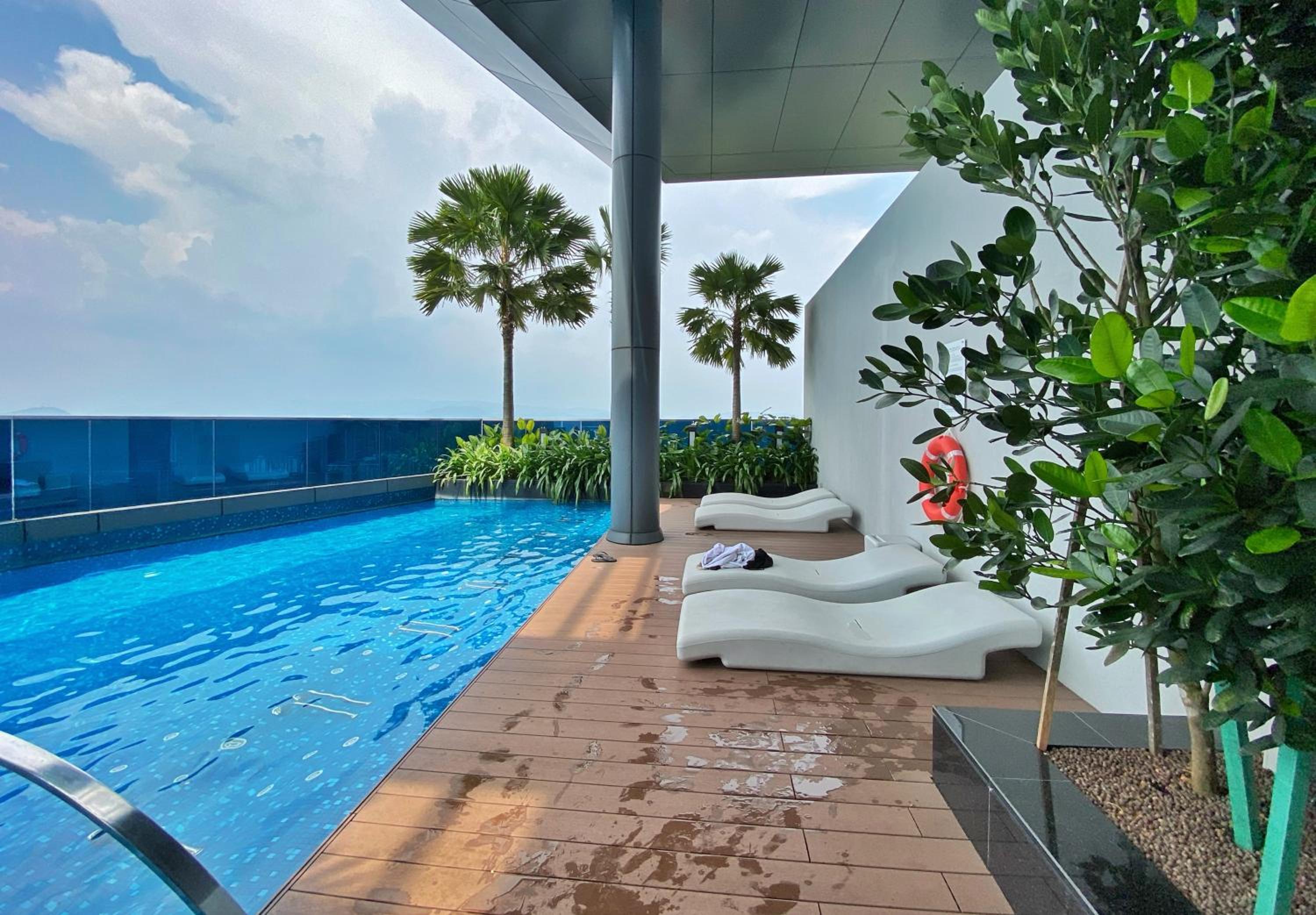 Amazing KLCC SKY view infinity pool Eaton Residences Suites