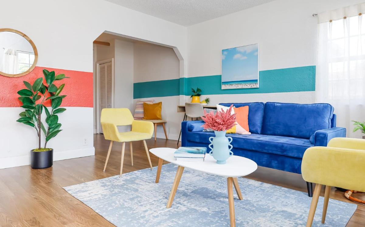 Sunny-Side Up Cozy and Central Home with Parking view 3