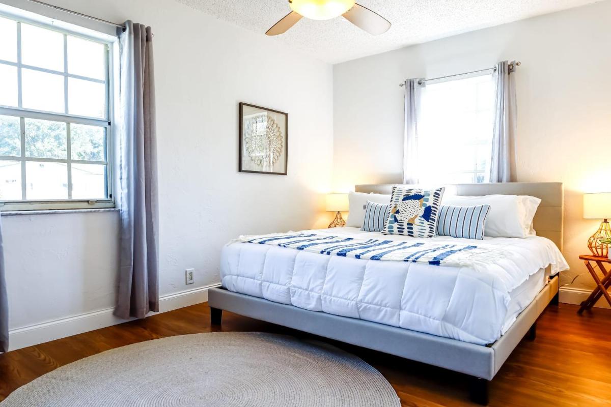 Sunny-Side Up Cozy and Central Home with Parking view 2