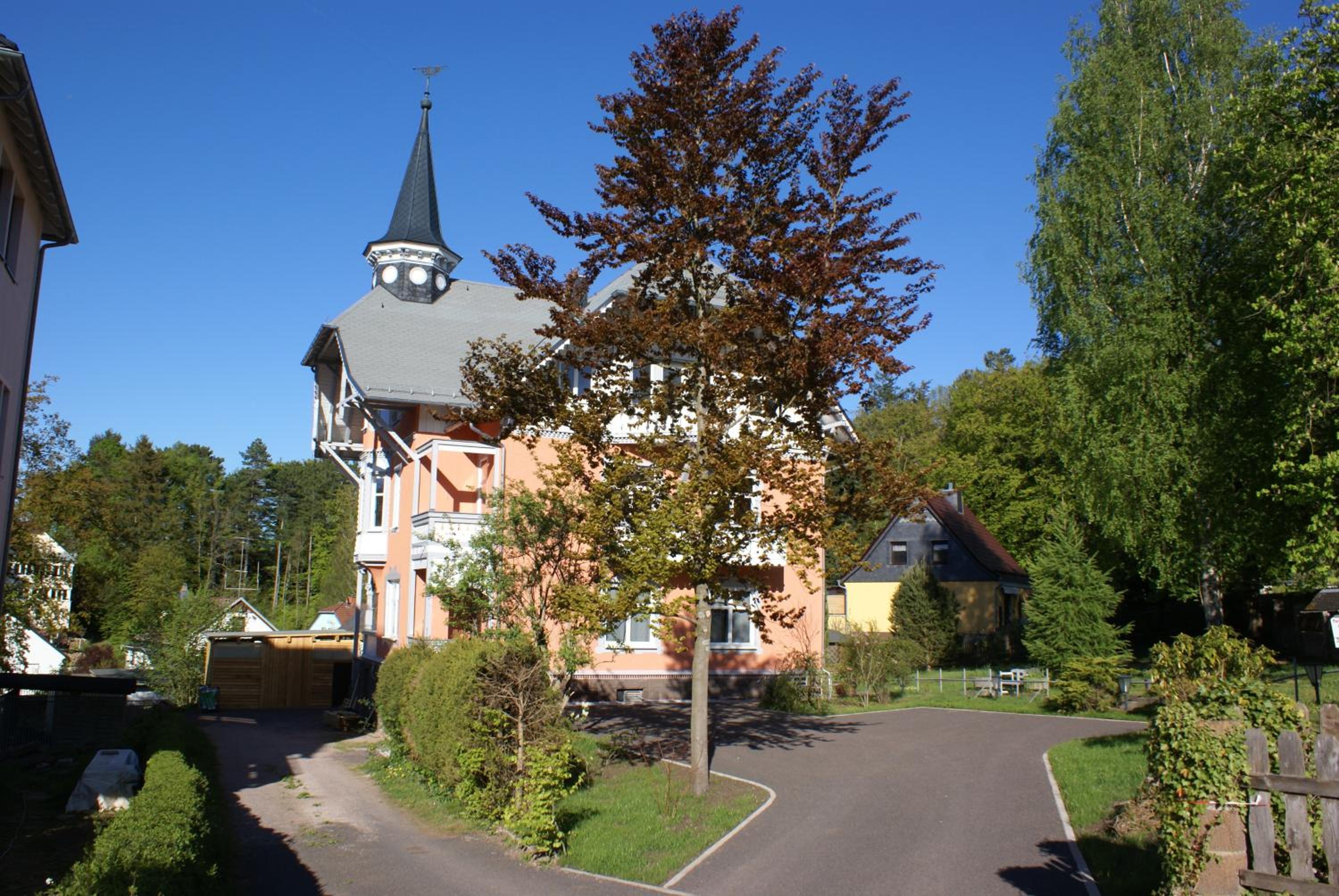 Moderne Ferienwohnung in alter Villa
