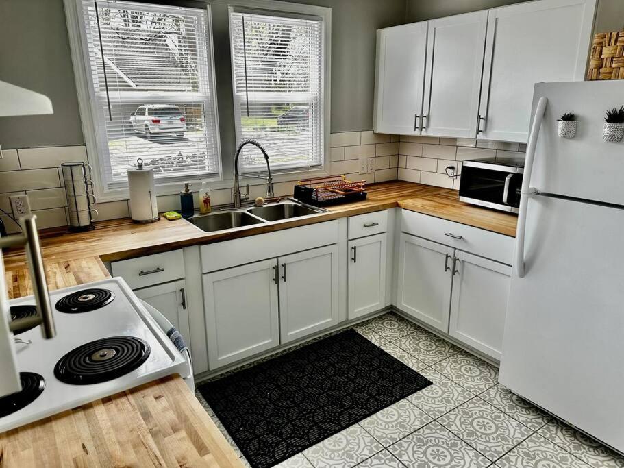 Mrs. Hughes Cottage - 2 bedroom House w/ parking view 5
