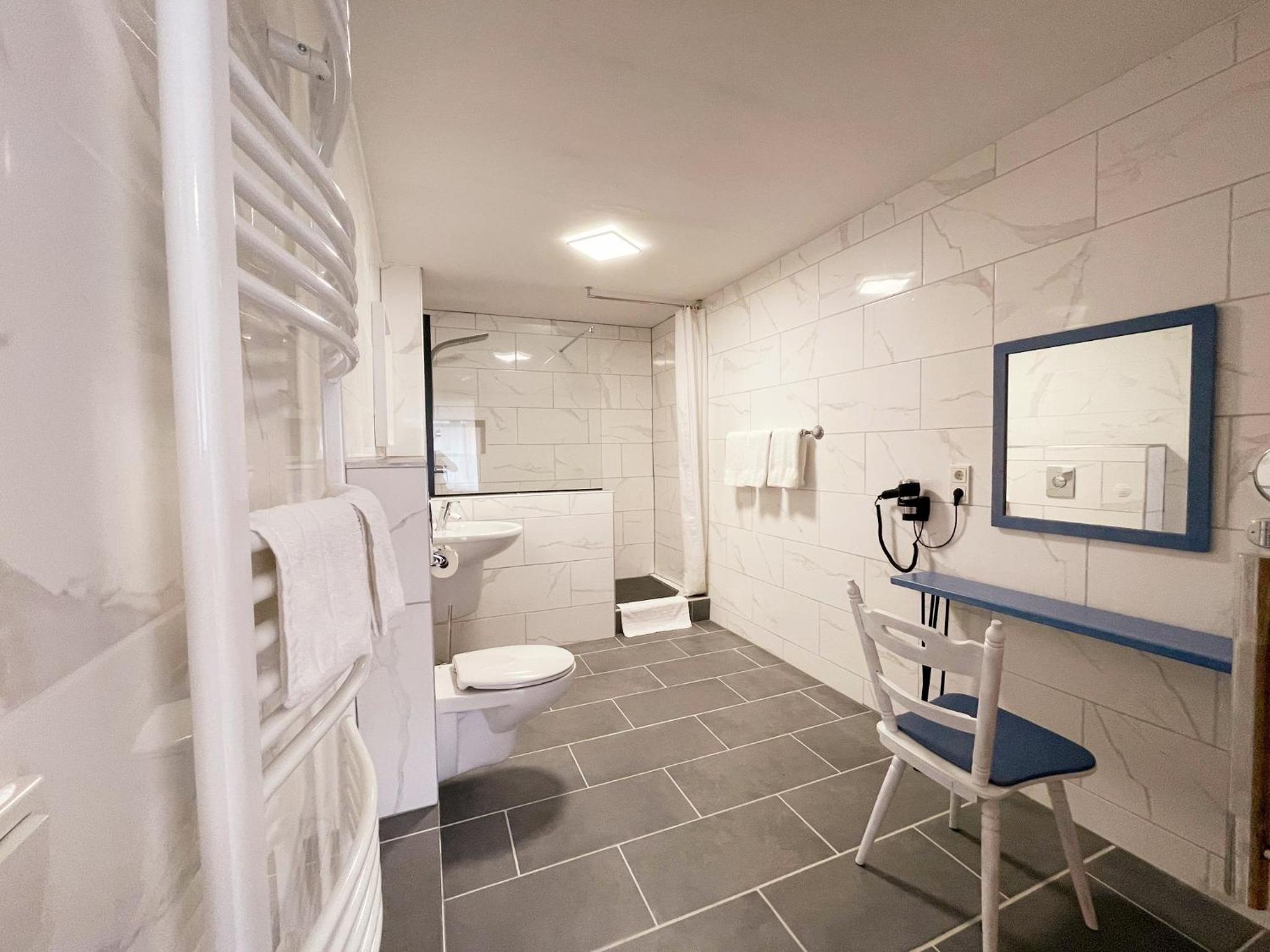 Blue Lagoon Holiday Apartments & Double Room with Balcony