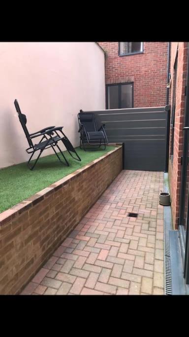 Central Camberley Apartment - Parking - Garden