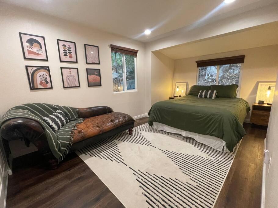 Modern hilltop cabin, 3 miles from Snow Valley view 2