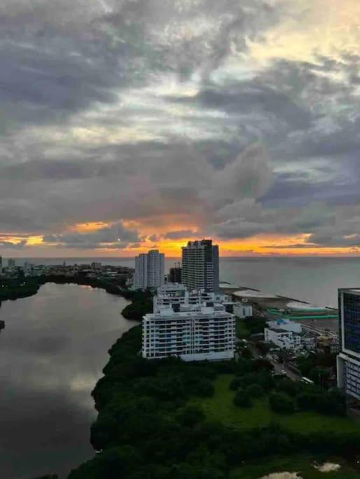 Apartamento Moderno y lujoso con vista al mar Piso 1903 - cerca a ciudad amurallada